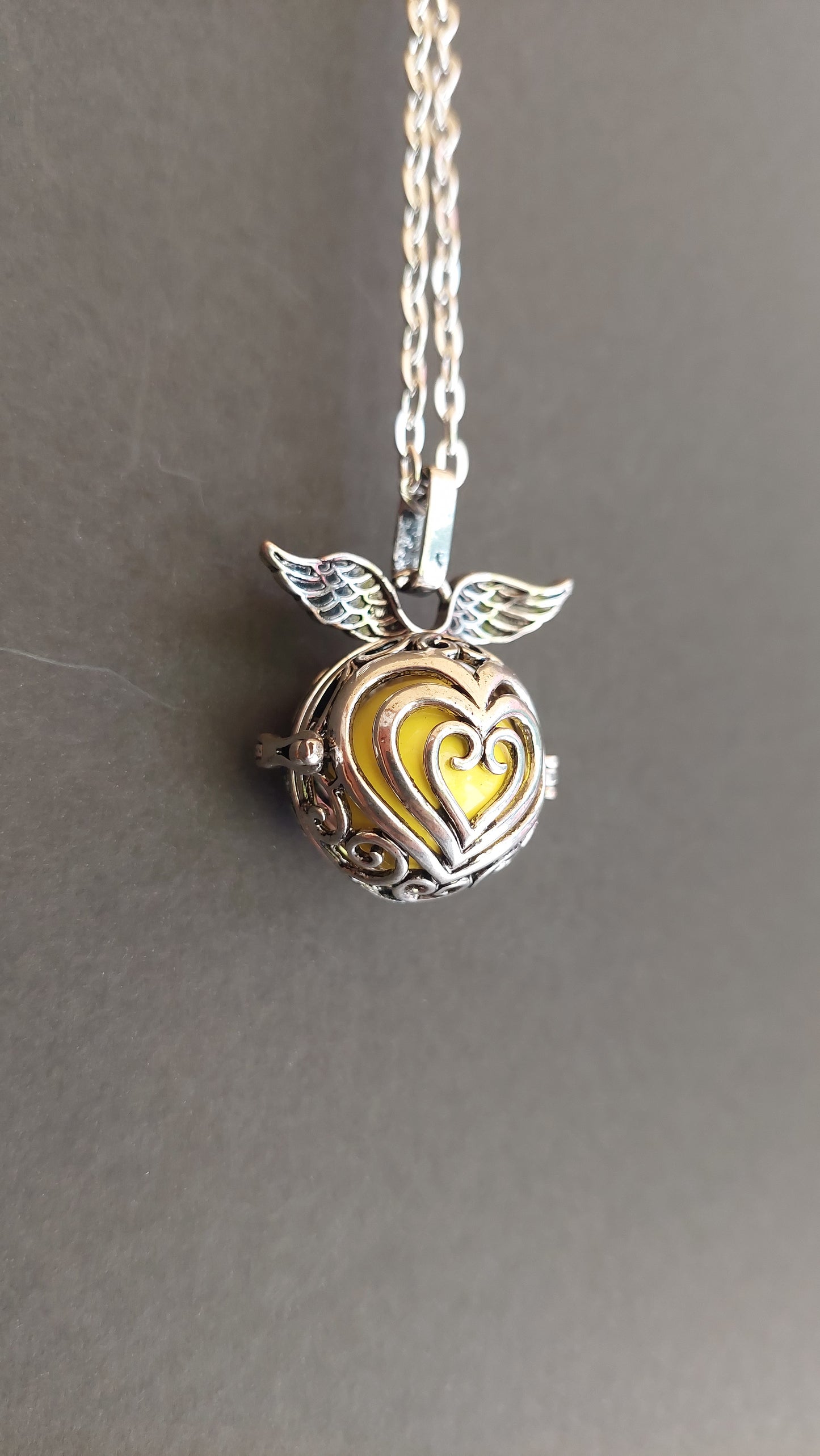 Llamador de Ángeles / Esfera con Alas y Corazones Amarillo