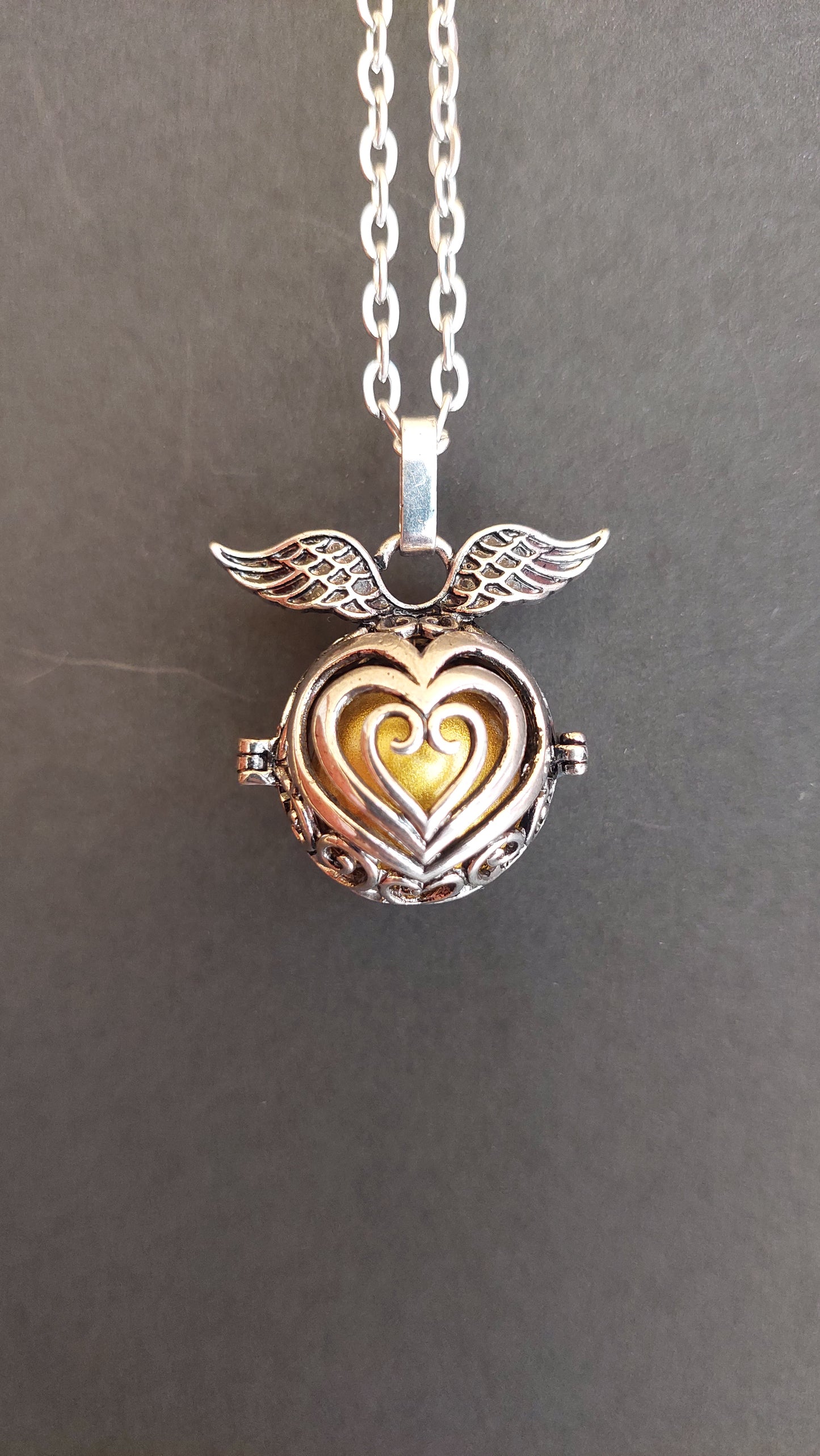 Llamador de Ángeles / Esfera con Alas y Corazones Oro