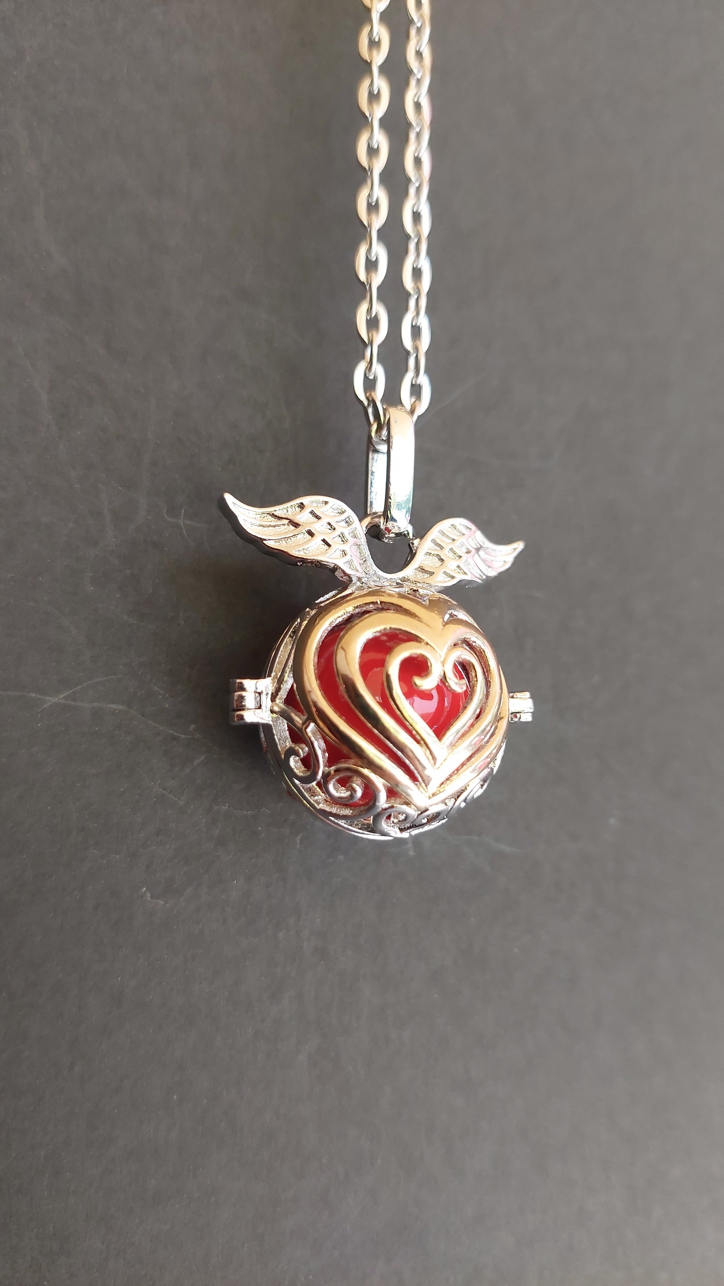 Llamador de Ángeles / Esfera con Corazones Dorado y Alas Rojo