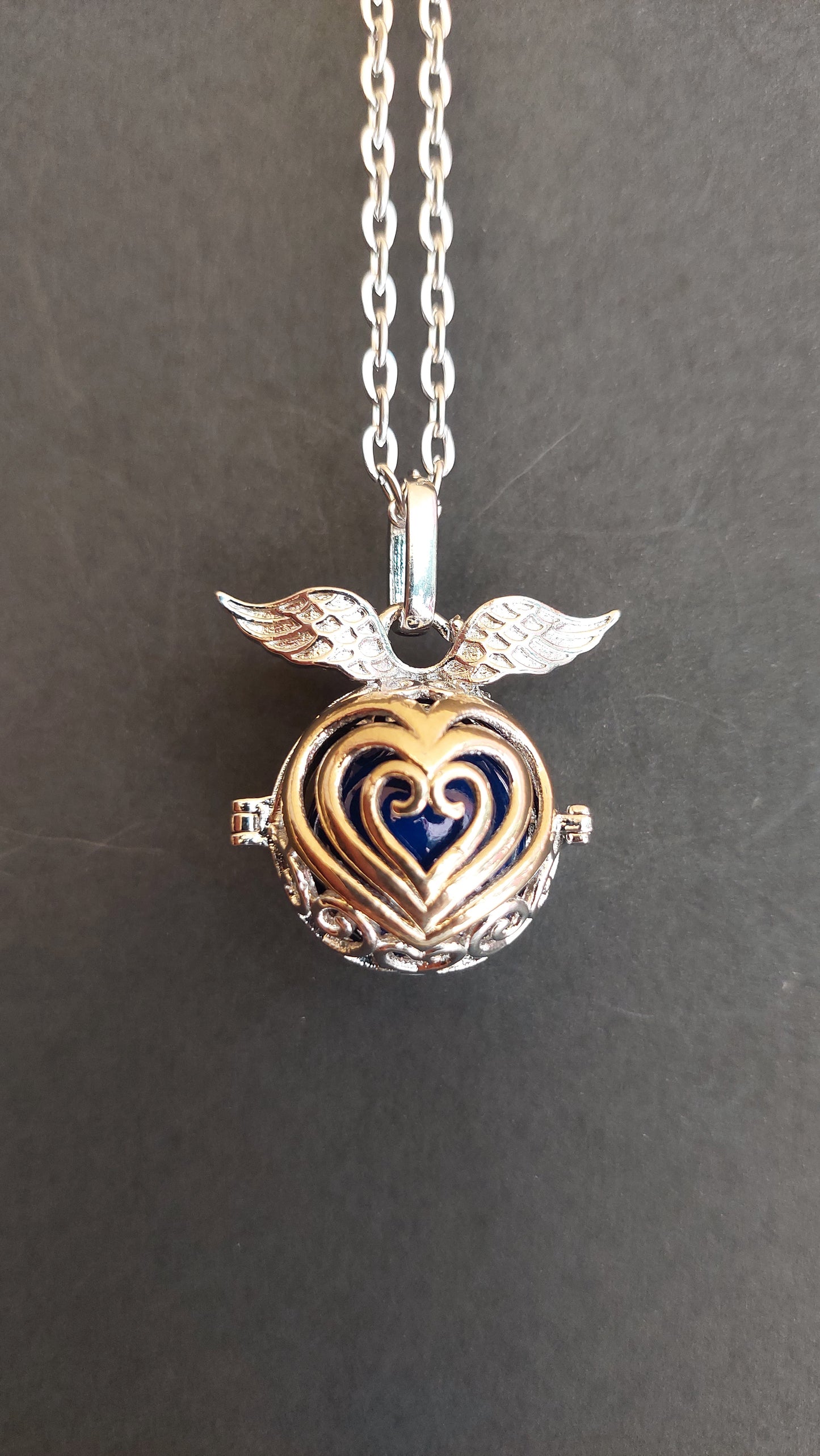 Llamador de Ángeles / Esfera con Corazones Dorado y Alas Azul