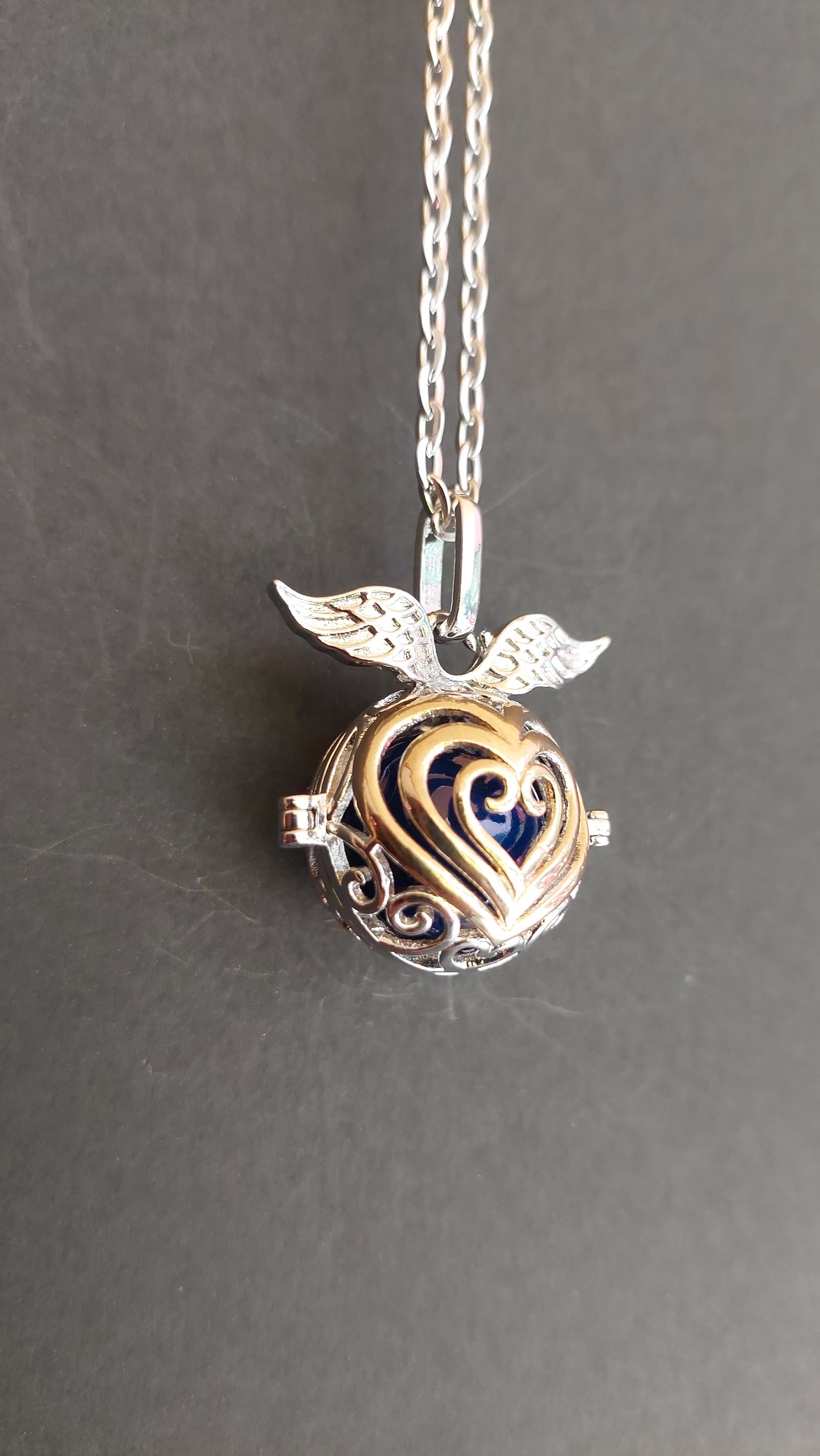 Llamador de Ángeles / Esfera con Corazones Dorado y Alas Azul