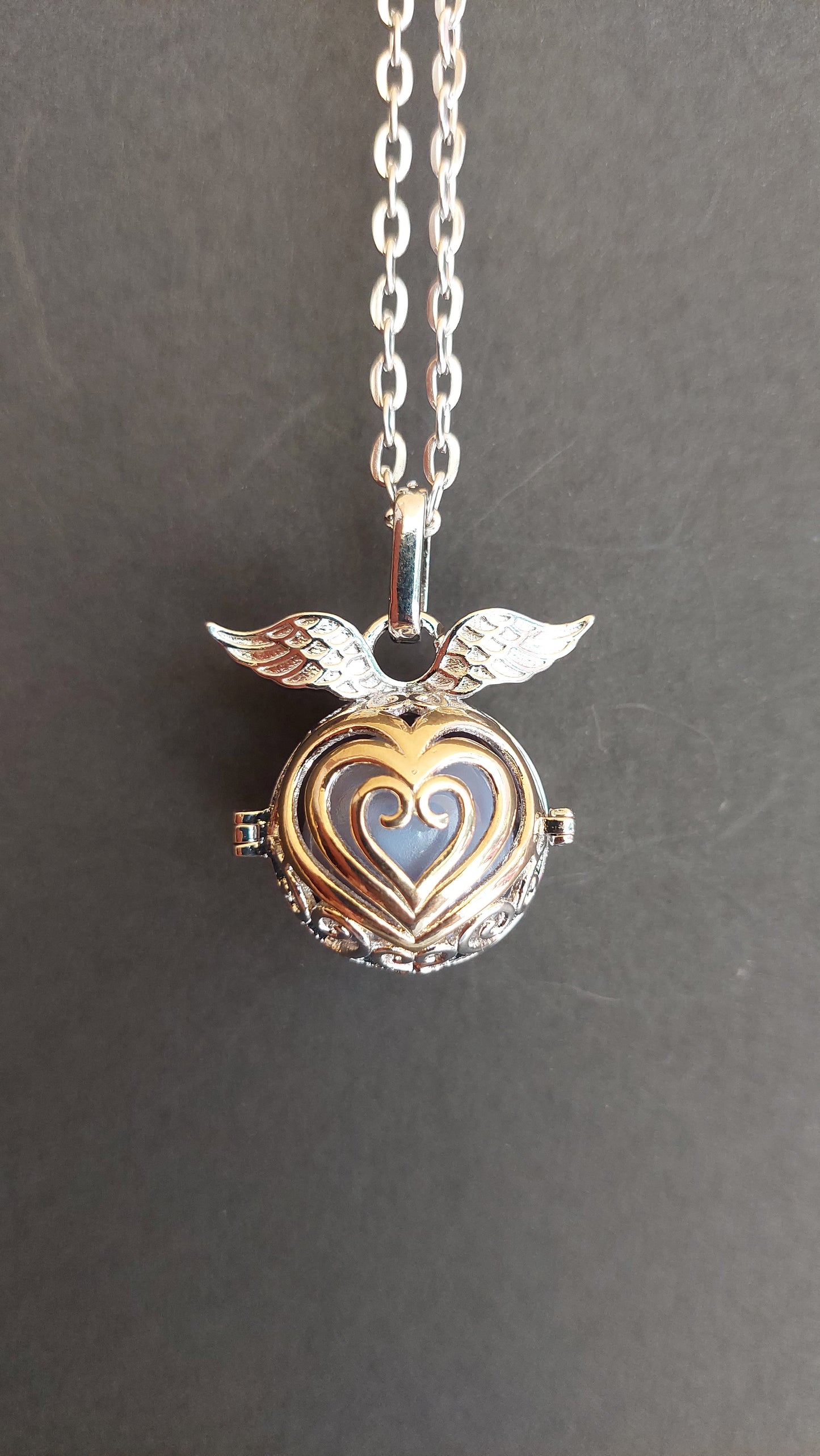 Llamador de Ángeles / Esfera con Corazones Dorado y Alas Lavanda