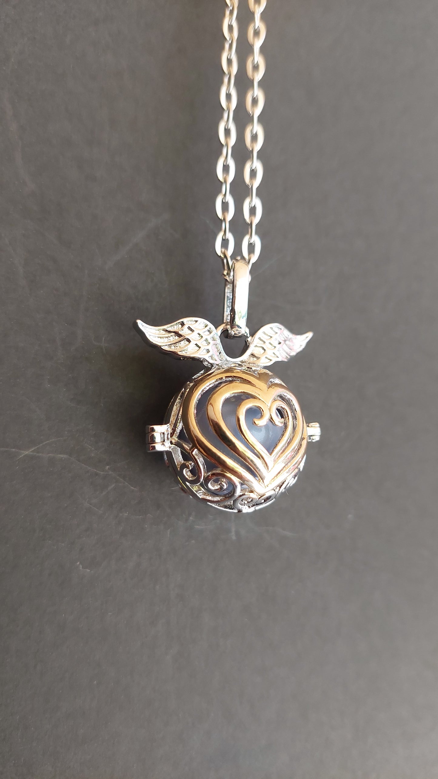 Llamador de Ángeles / Esfera con Corazones Dorado y Alas Lavanda