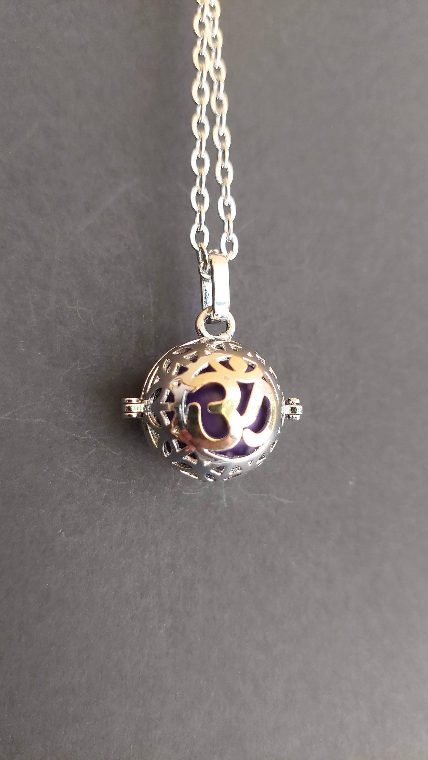 Llamador de Ángeles / Esfera con Om Morado