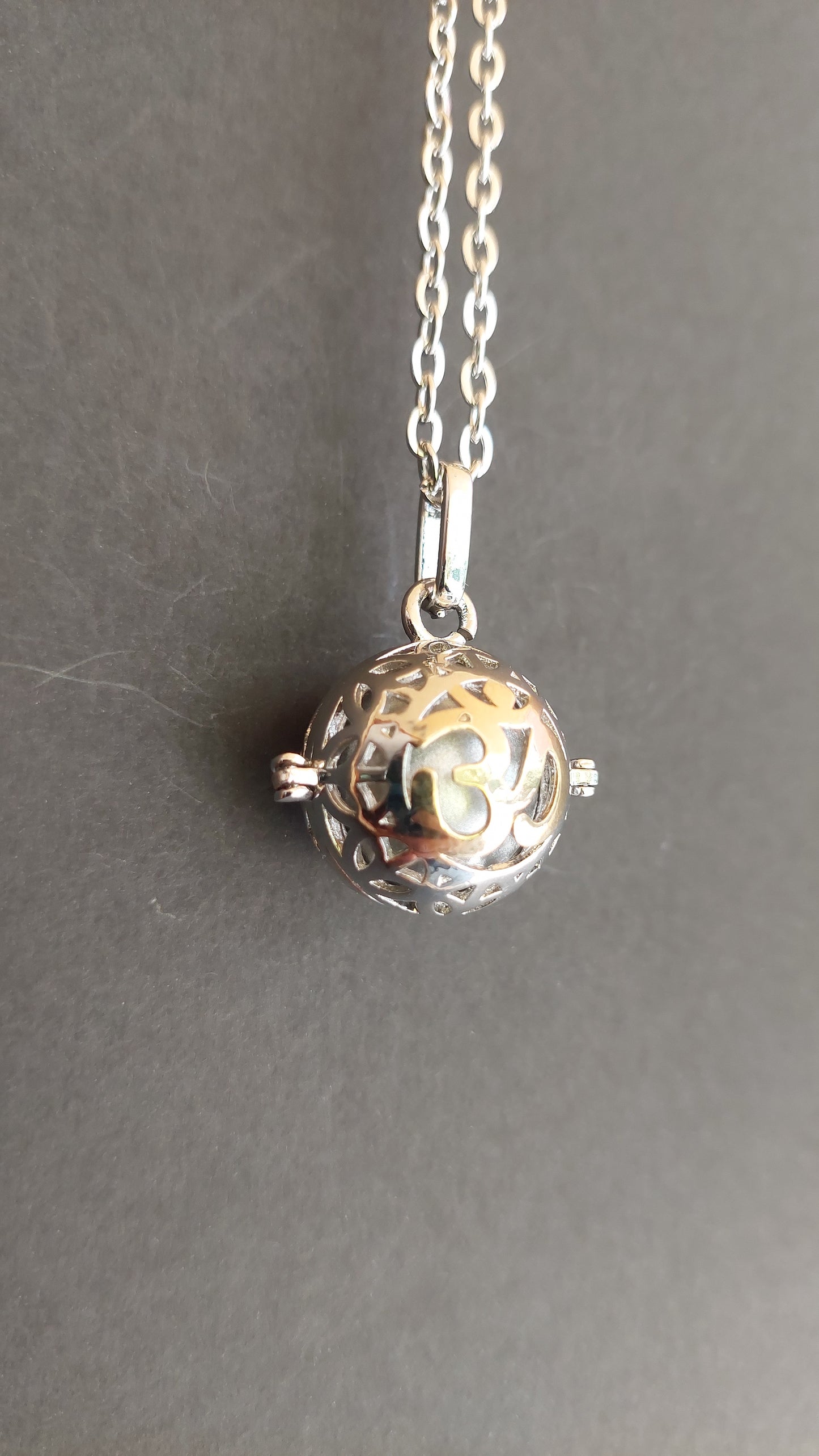 Llamador de Ángeles / Esfera con Om Plateado