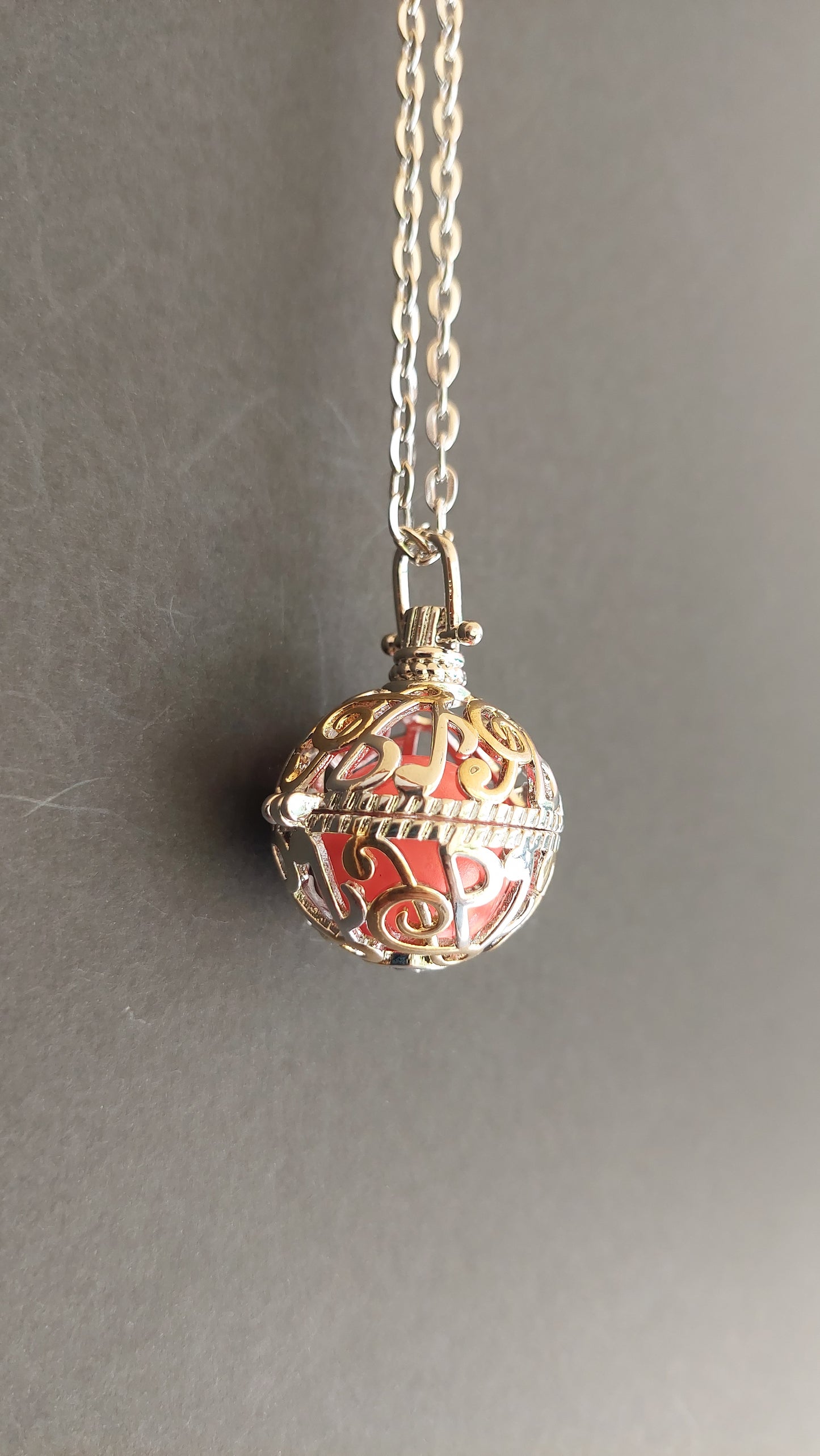 Llamador de Ángeles / Esfera con Notas Musicales Naranja Neón