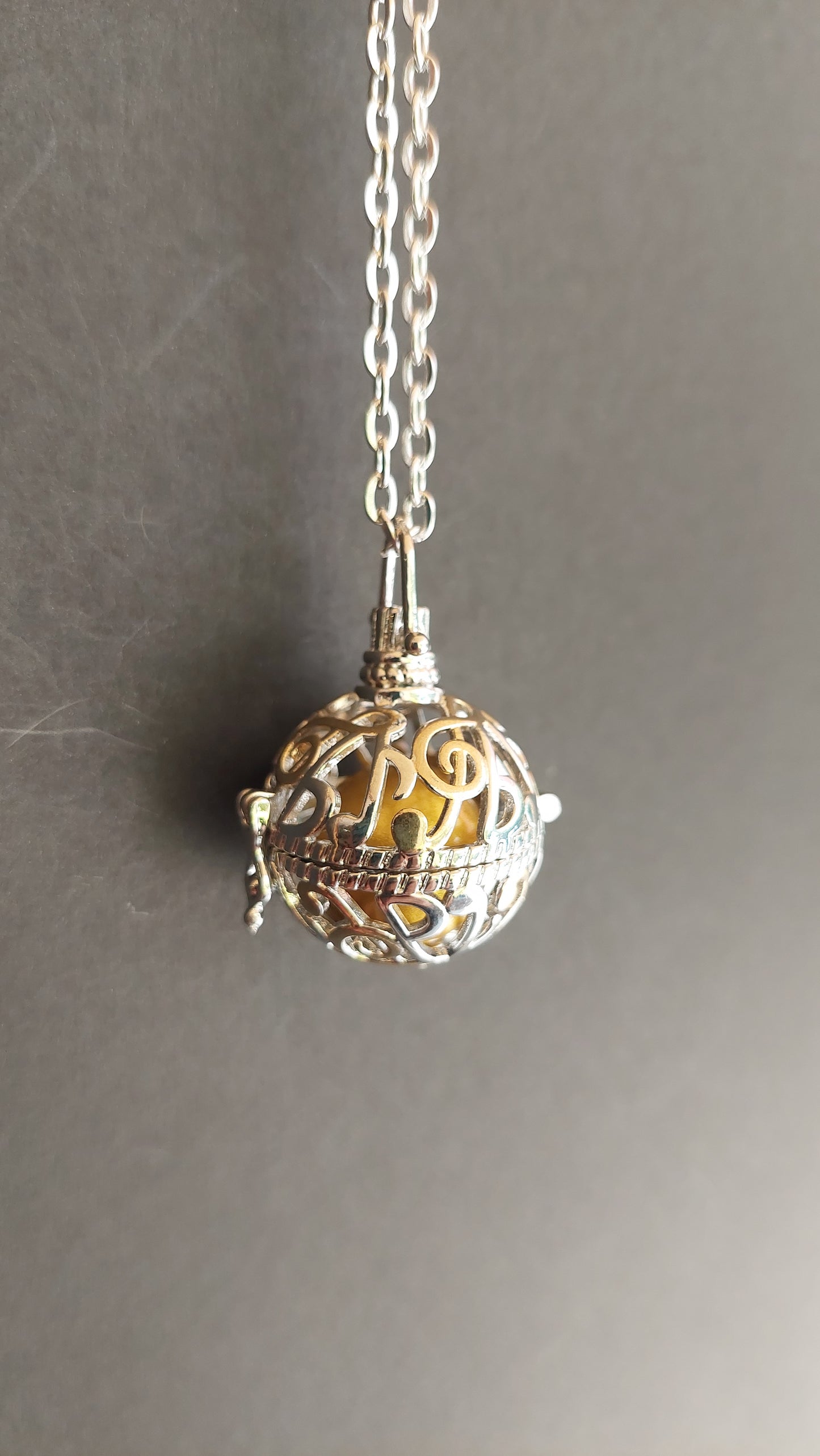 Llamador de Ángeles / Esfera con Notas Musicales Oro