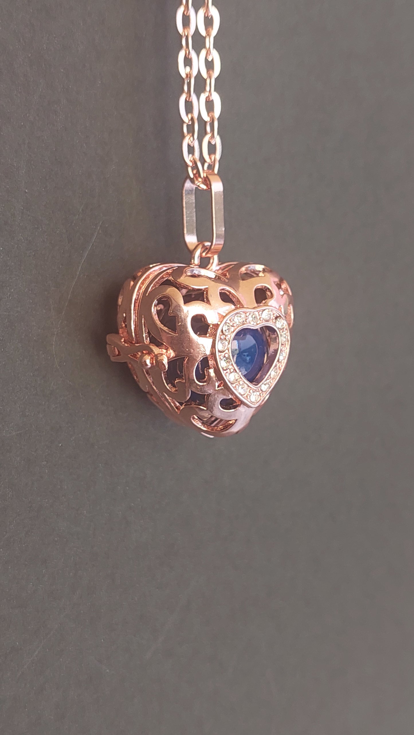 Llamador de Ángeles / Corazón ORO ROSA cascabel azul