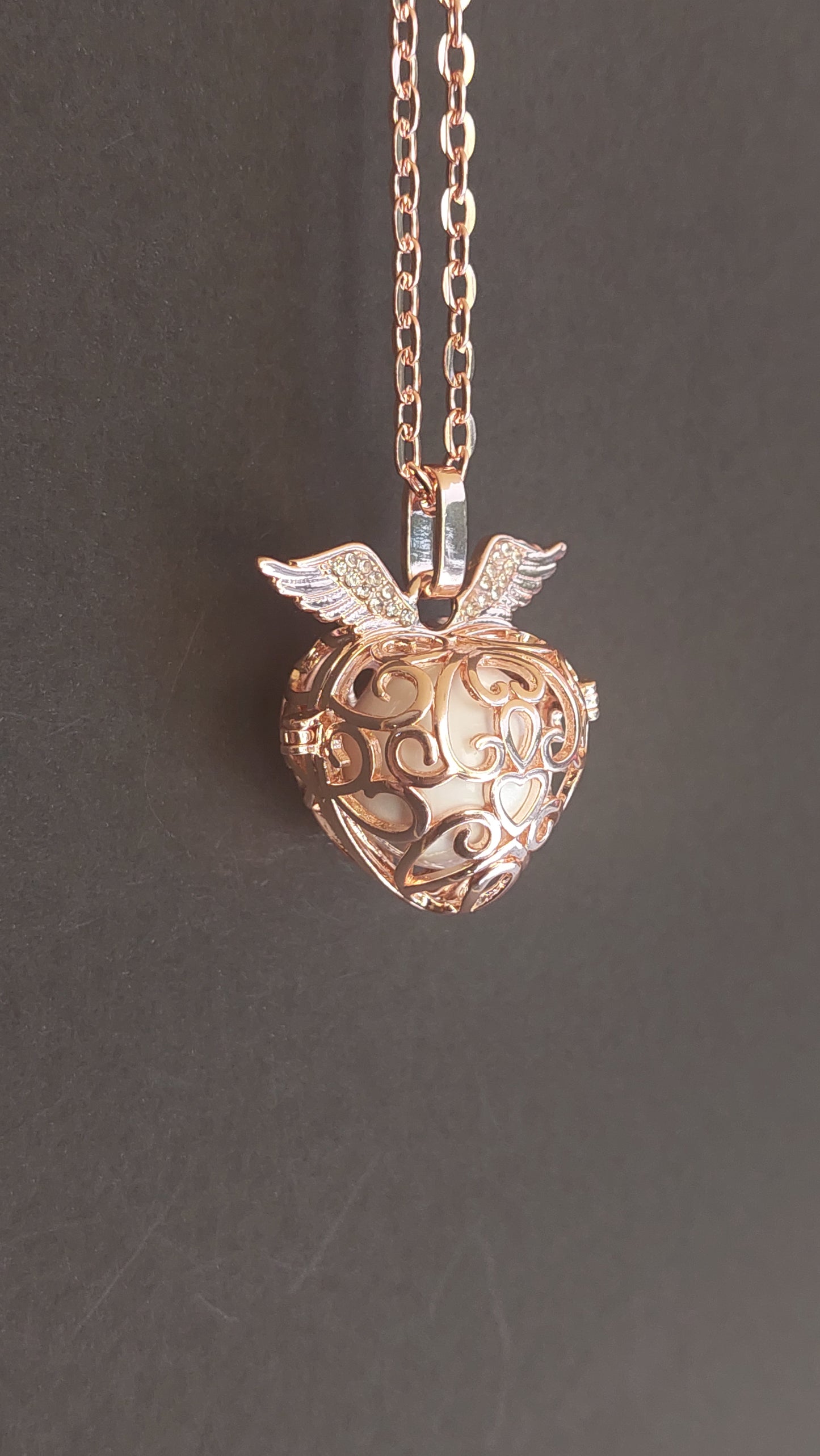 Llamador de Ángeles / Corazón 2 alas ORO ROSA cascabel blanco