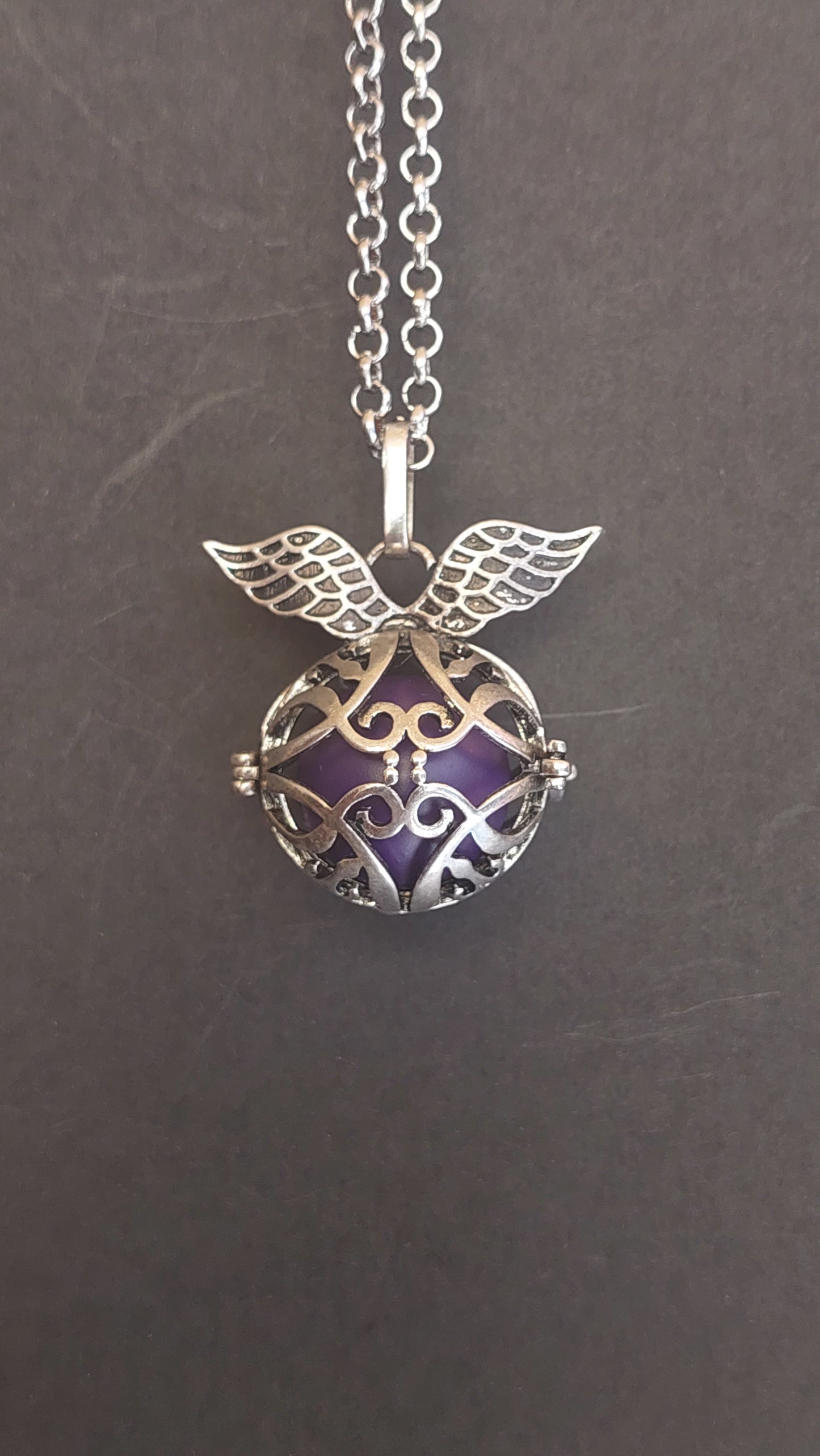 Llamador de Ángeles / Esfera con Alas y Arabescos Morado