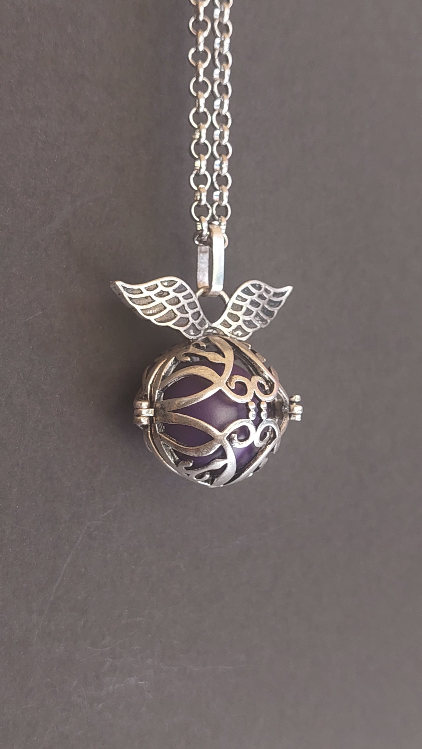 Llamador de Ángeles / Esfera con Alas y Arabescos Morado