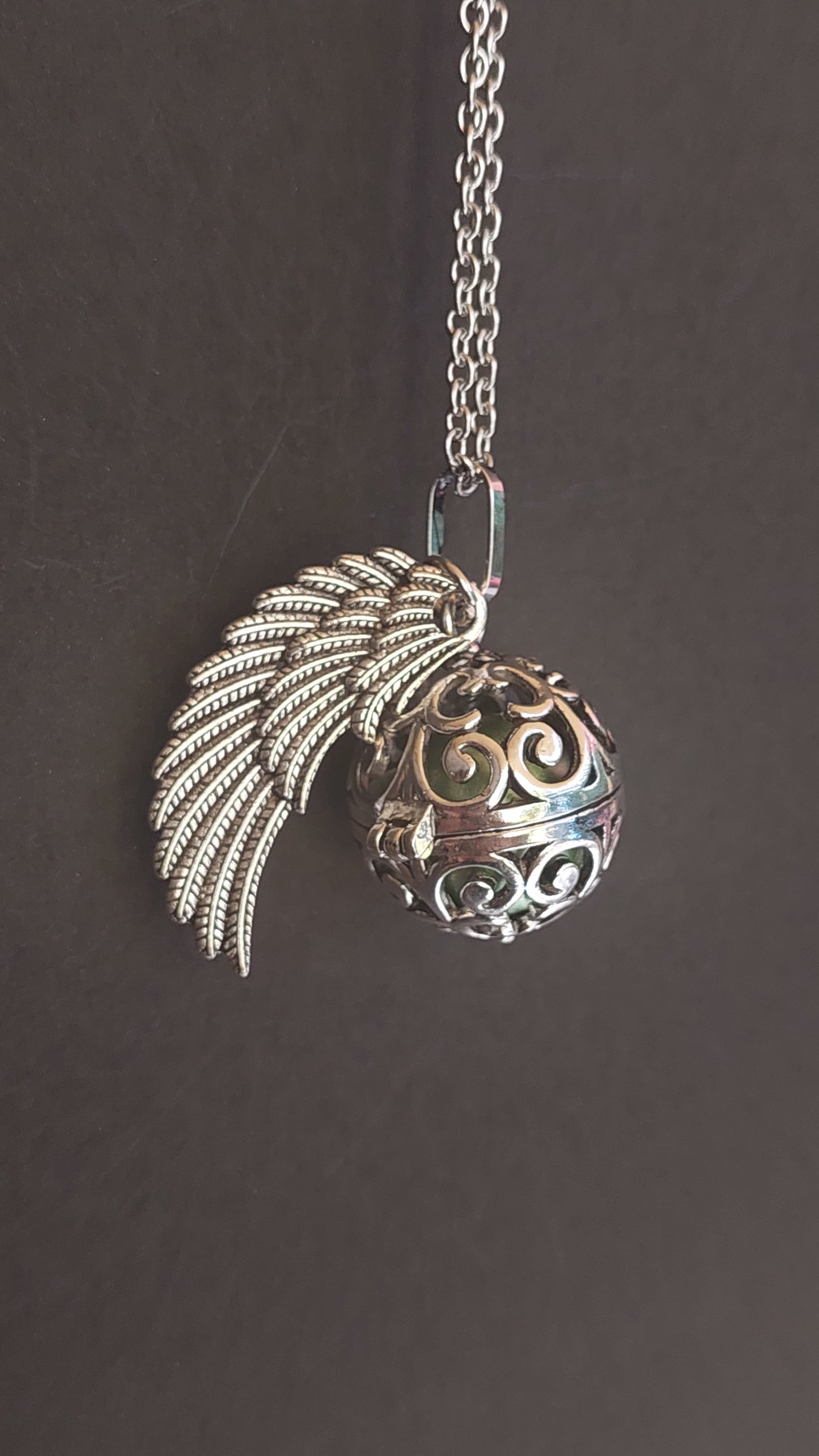Llamador de Ángeles / Esfera con Arabescos y 1 ala verde metálico