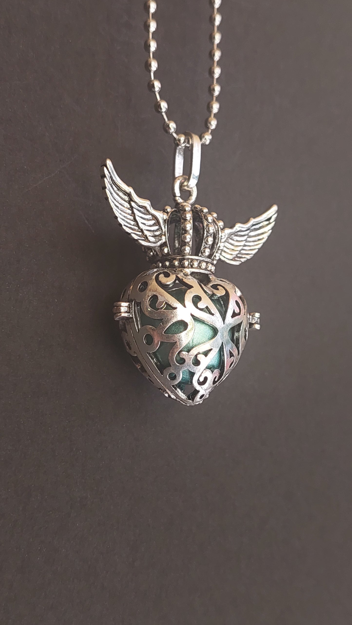 Llamador de Ángeles / Corazón con Corona Verde Metálico