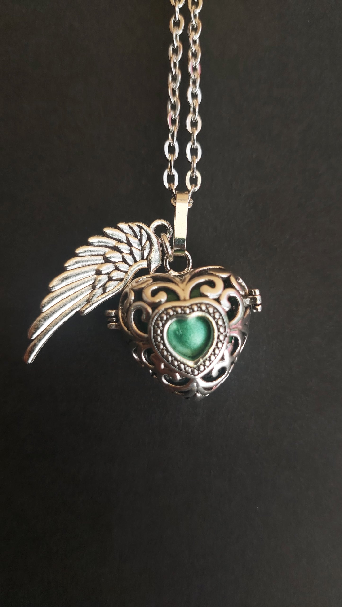 Llamador de Ángeles / Corazón Verde Metálico con 1 ala