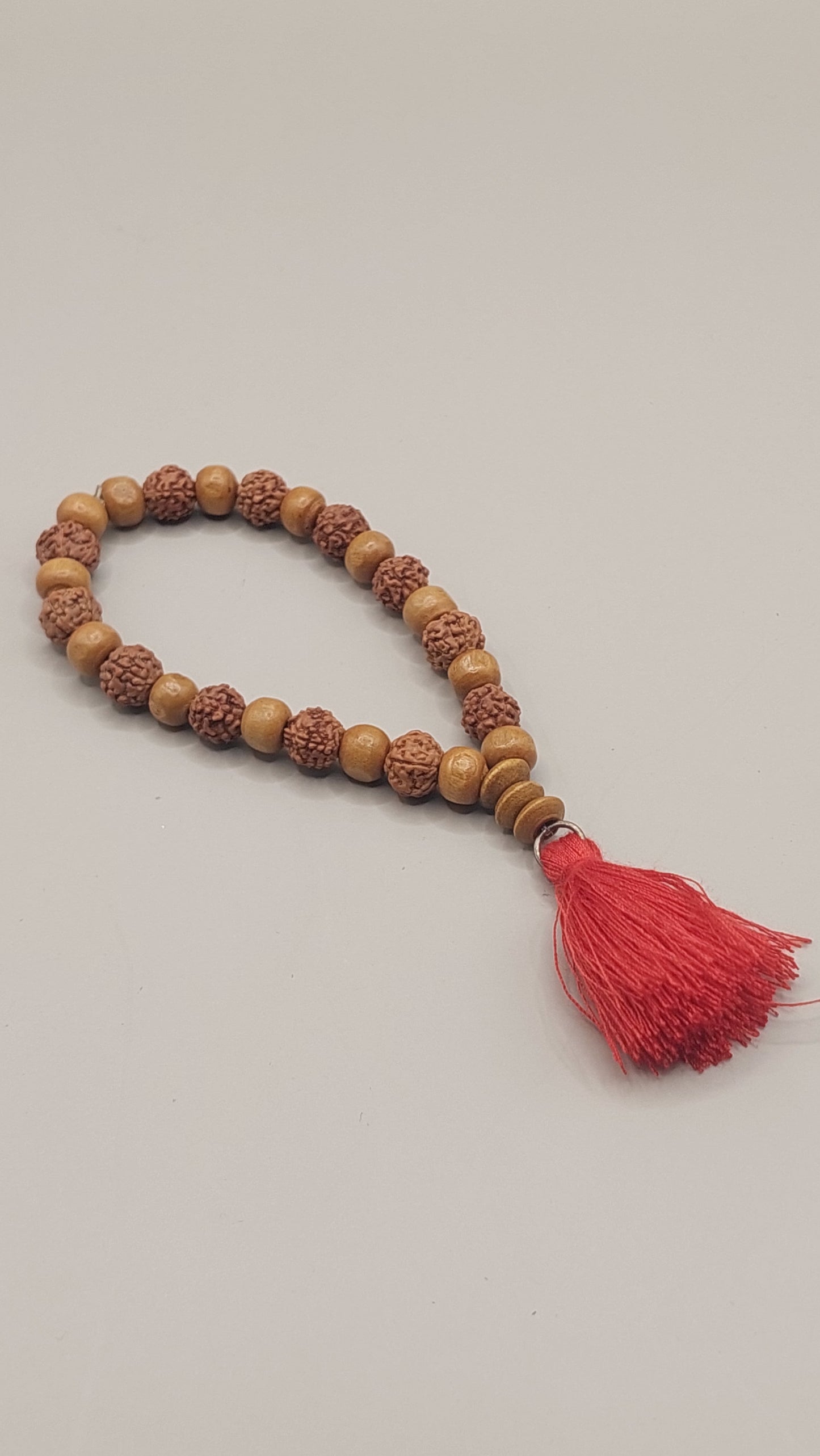 Japa Mala Pulsera RUDRAKSHA y madera (27 cuentas) borla roja