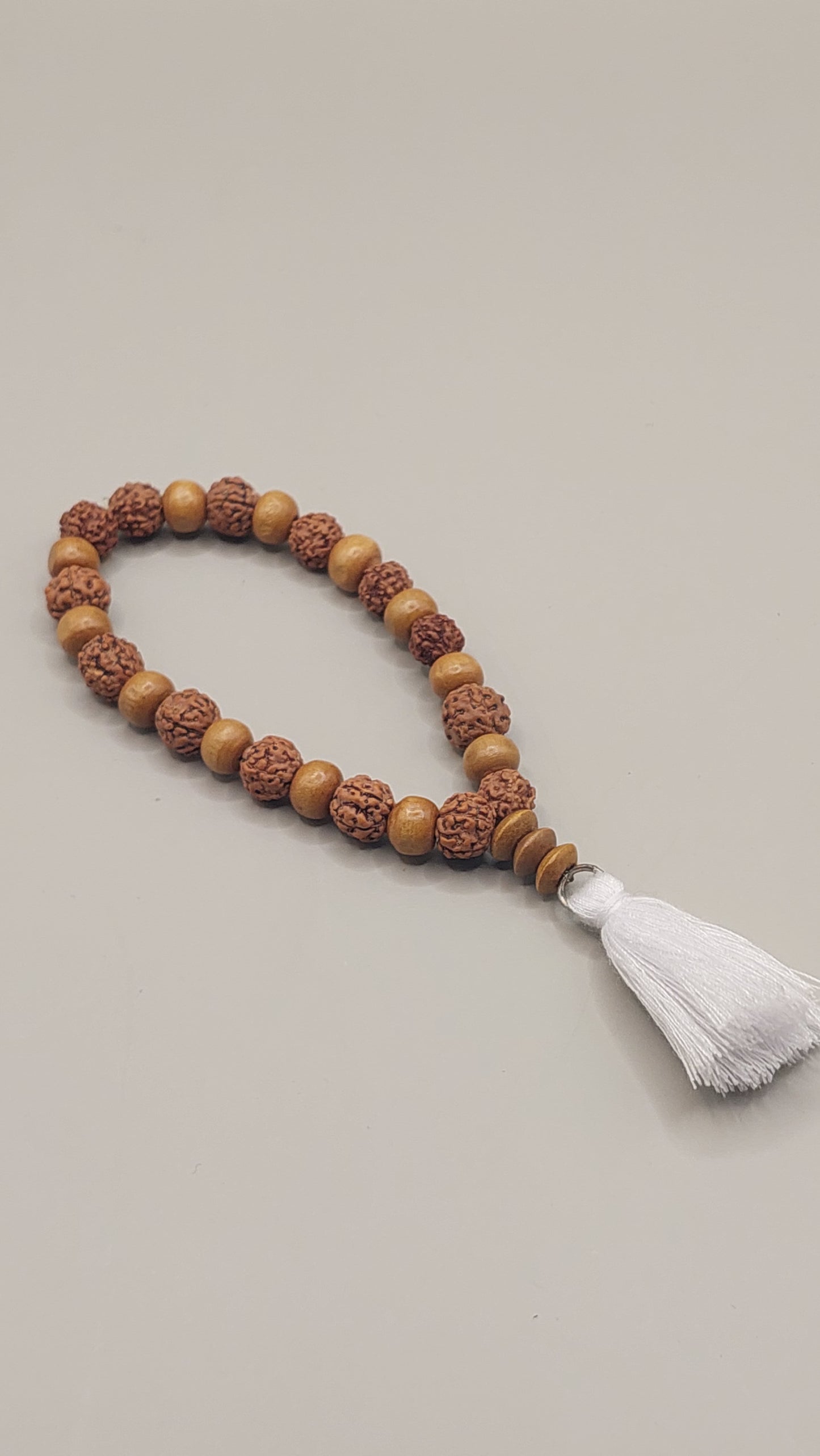 Japa Mala Pulsera RUDRAKSHA y madera (27 cuentas) borla blanca