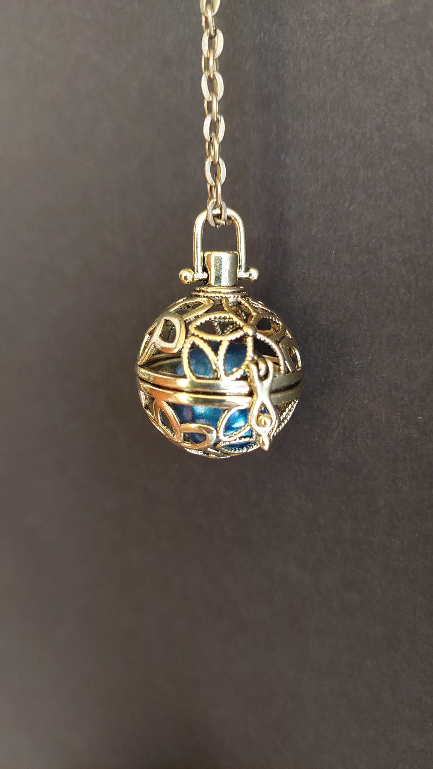 Llamador de Ángeles / Esfera DORADO ANTIGUO con Flores Azul Metálico