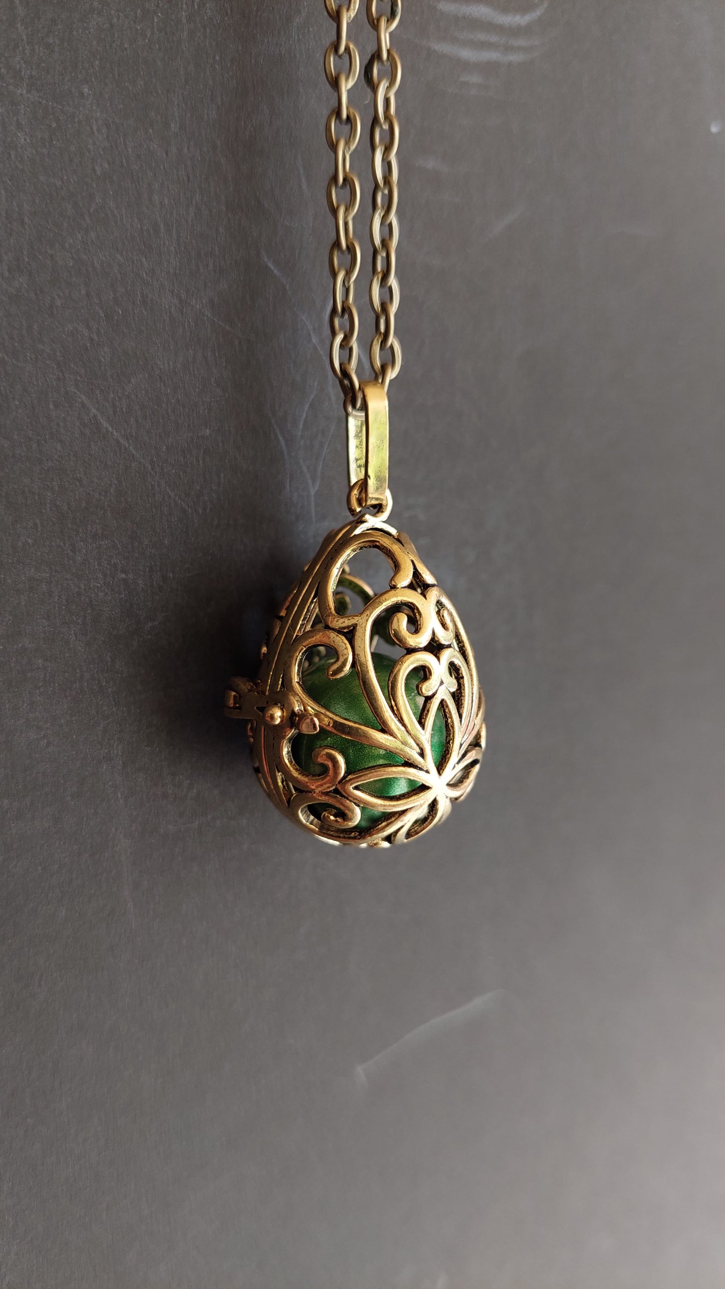 Llamador de Ángeles / Huevo DORADO ANTIGUO con Flores Verde