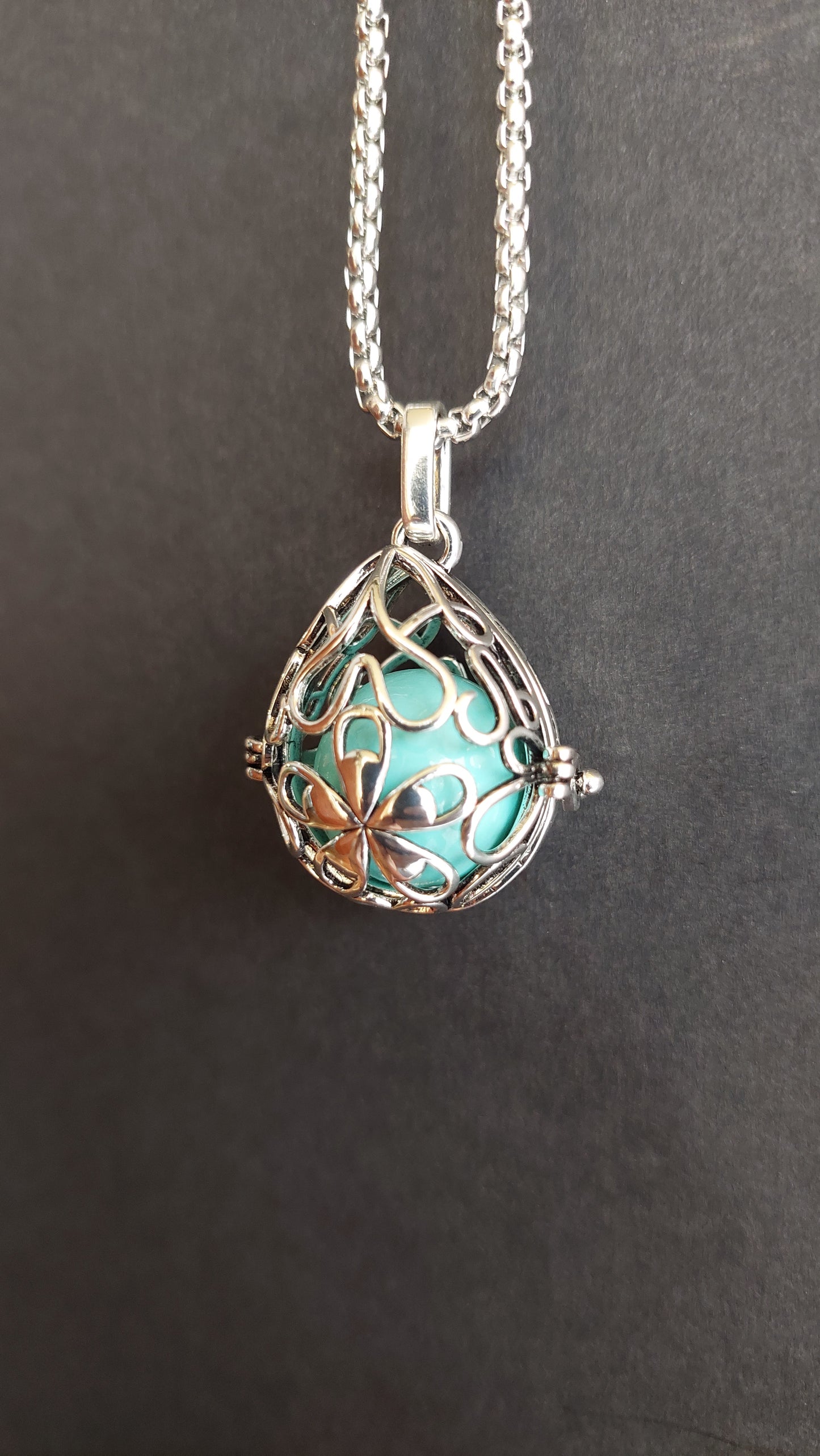 Llamador de Ángeles / Huevo Plateado con Flores Menta