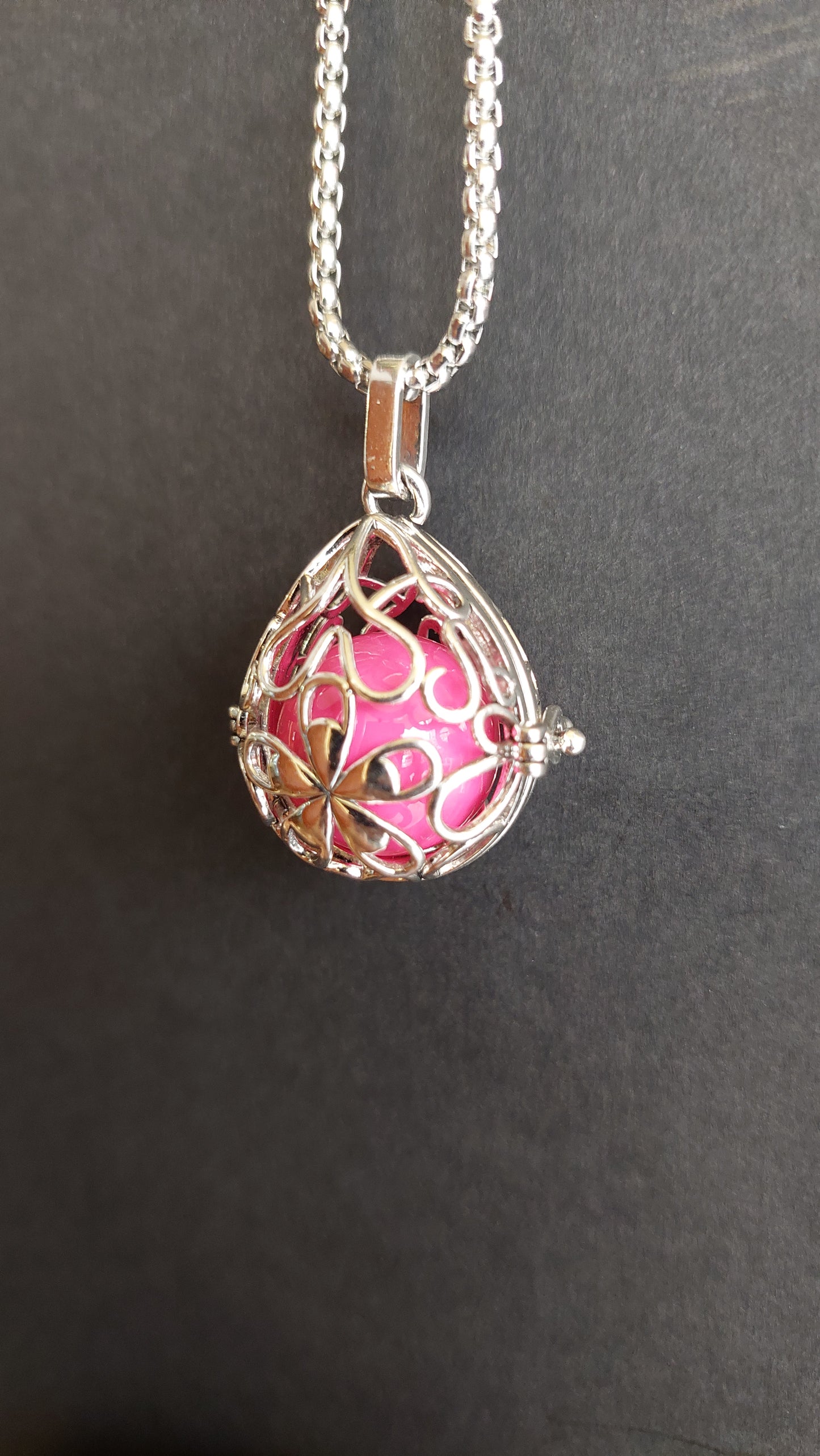 Llamador de Ángeles / Huevo Plateado con Flores Fucsia