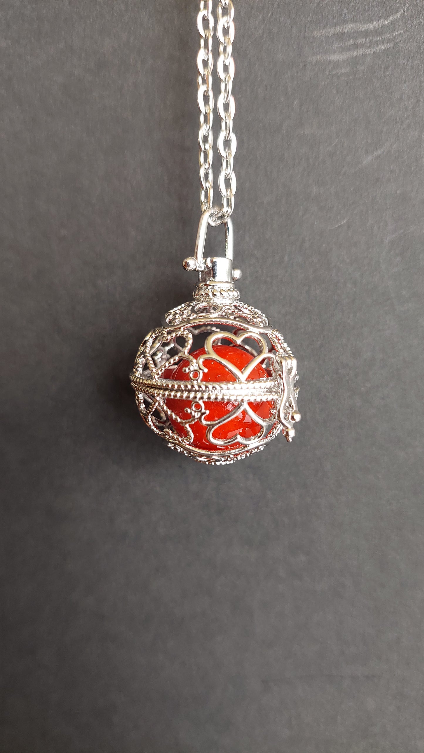 Llamador de Ángeles / Esfera con Arabescos de Corazones Rojo