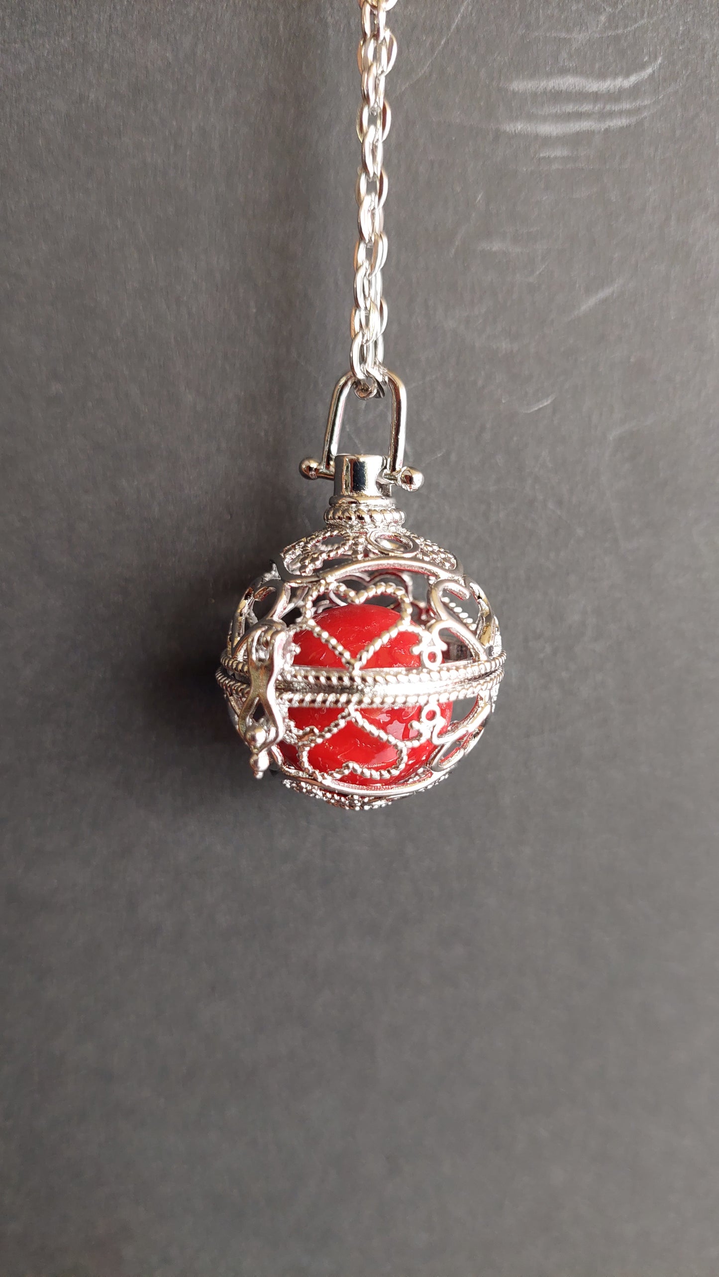 Llamador de Ángeles / Esfera con Arabescos de Corazones Rojo