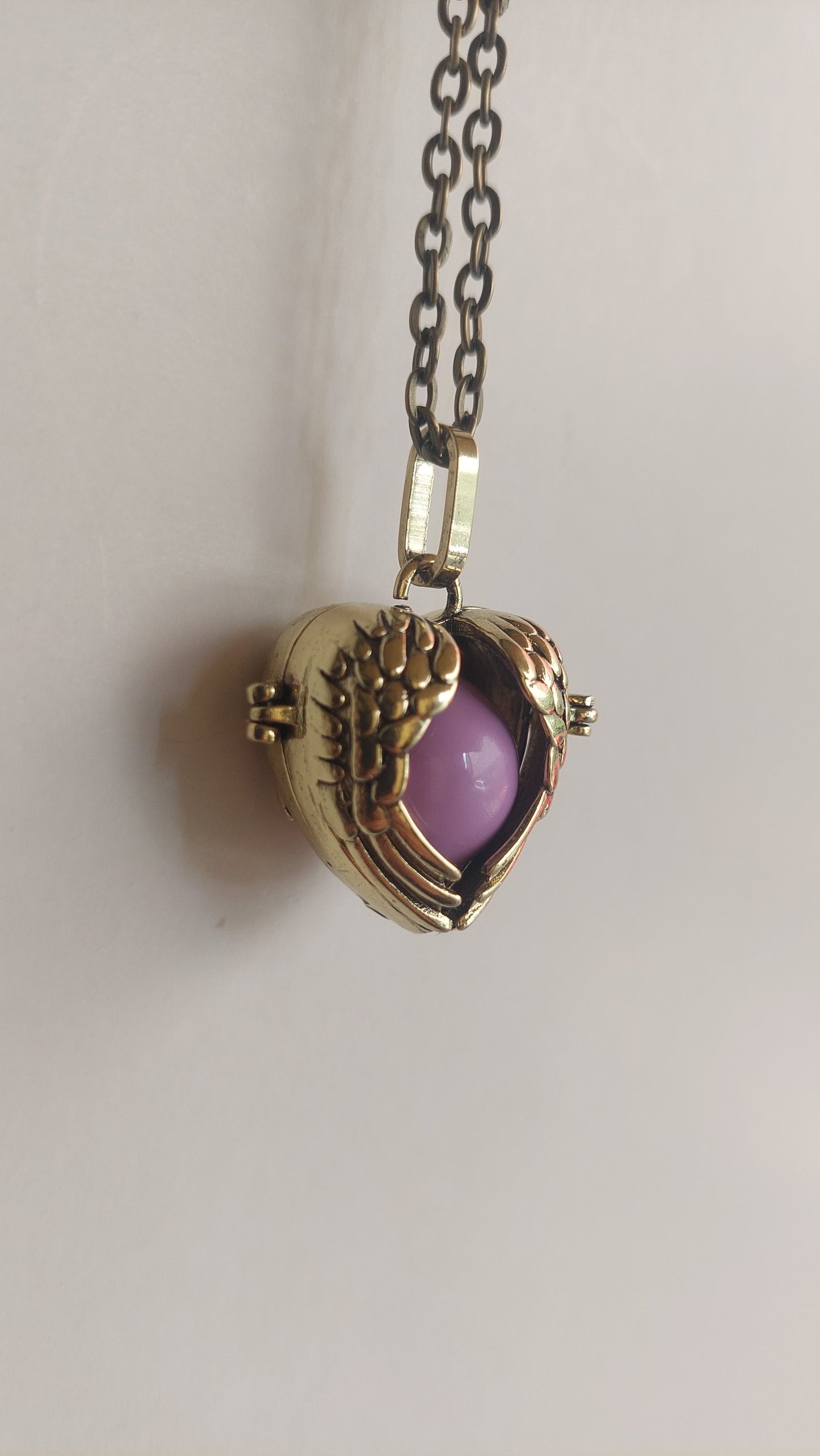 Llamador de Ángeles / Alas DORADO ANTIGUO con Cascabel Lila