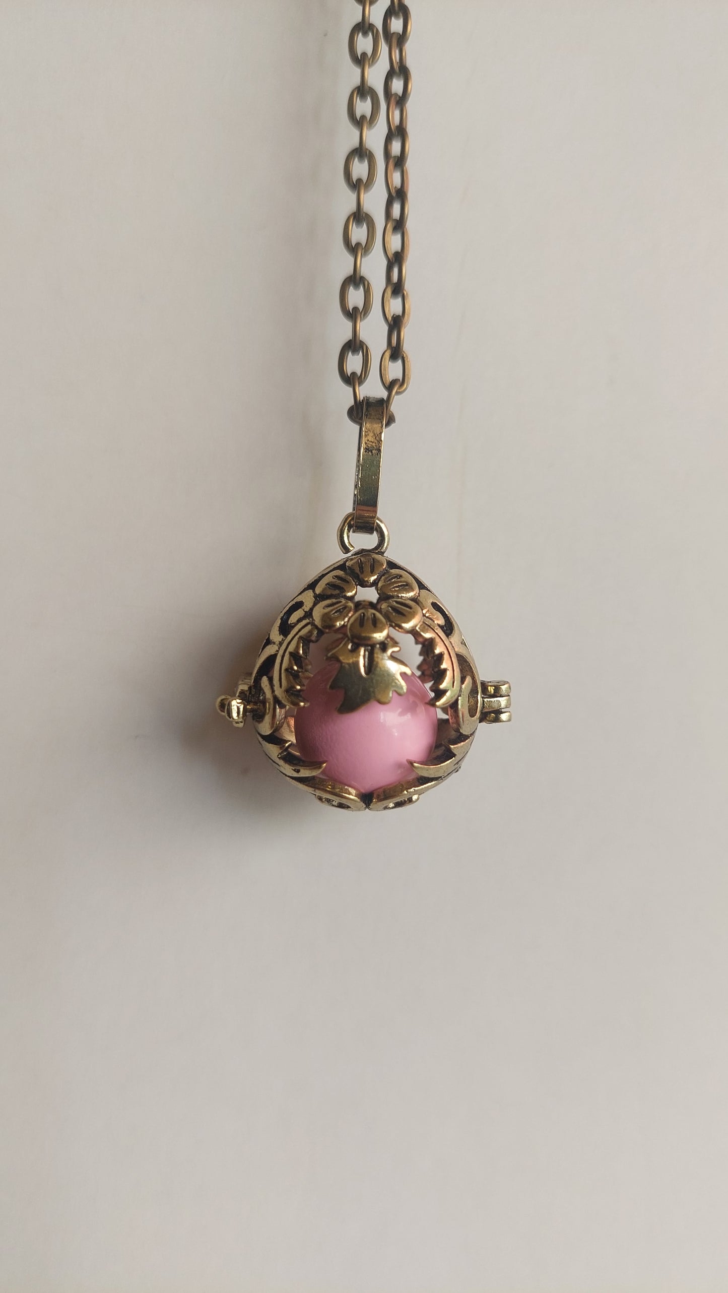 Llamador de Ángeles / Huevo Pequeño DORADO ANTIGUO con Flores Rosa