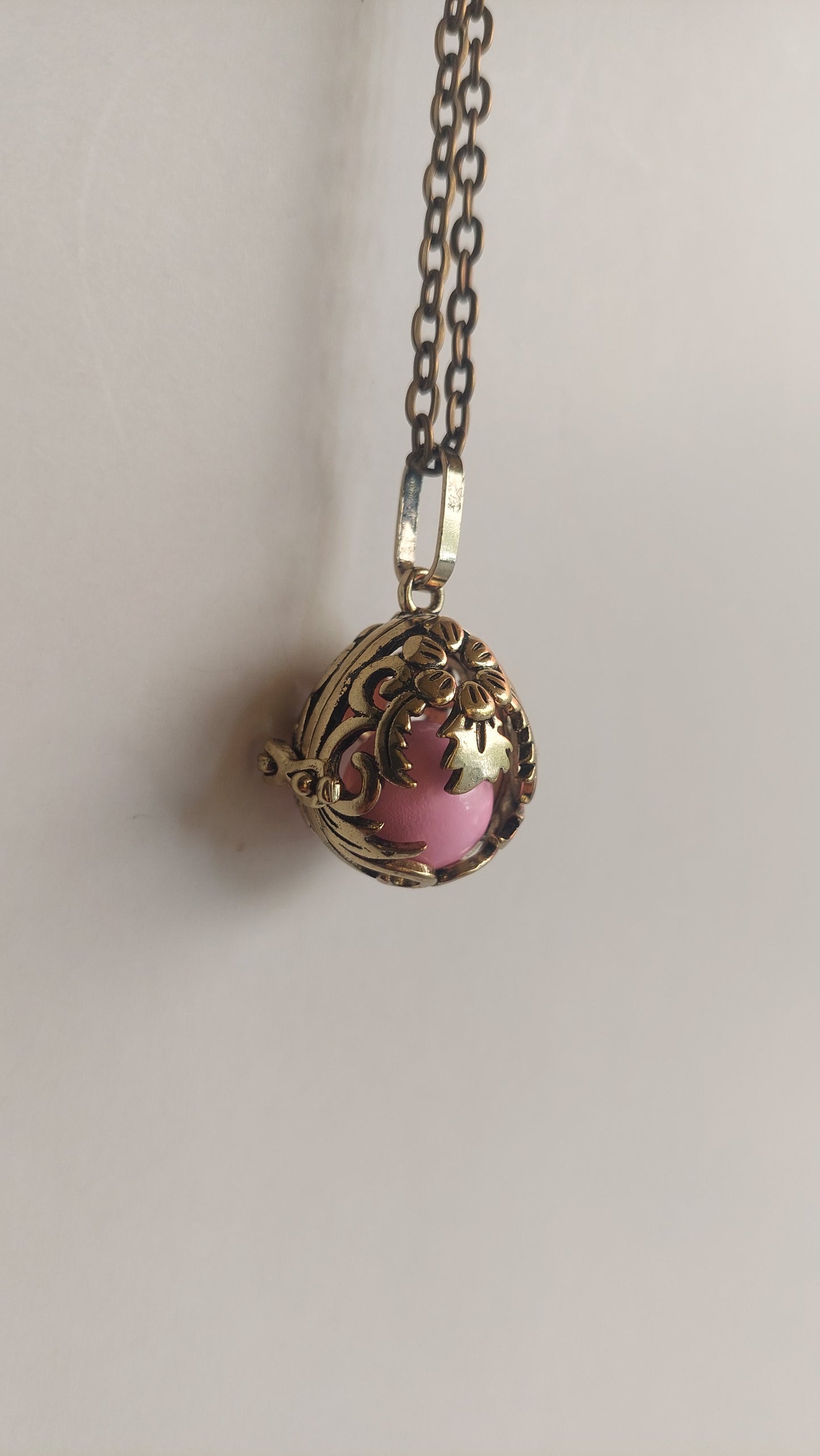 Llamador de Ángeles / Huevo Pequeño DORADO ANTIGUO con Flores Rosa