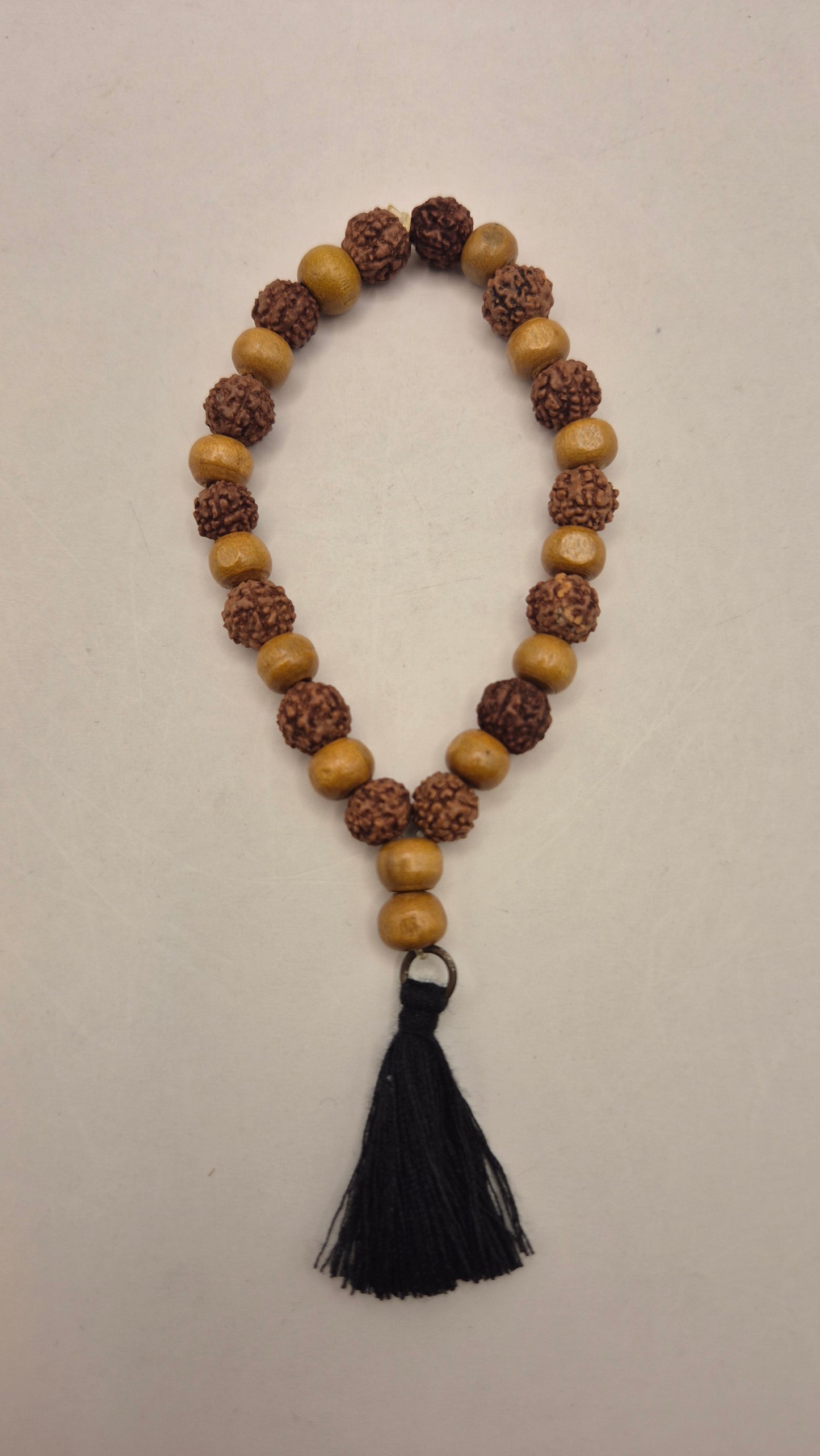 Japa Mala Pulsera RUDRAKSHA y madera (27 cuentas) borla negra