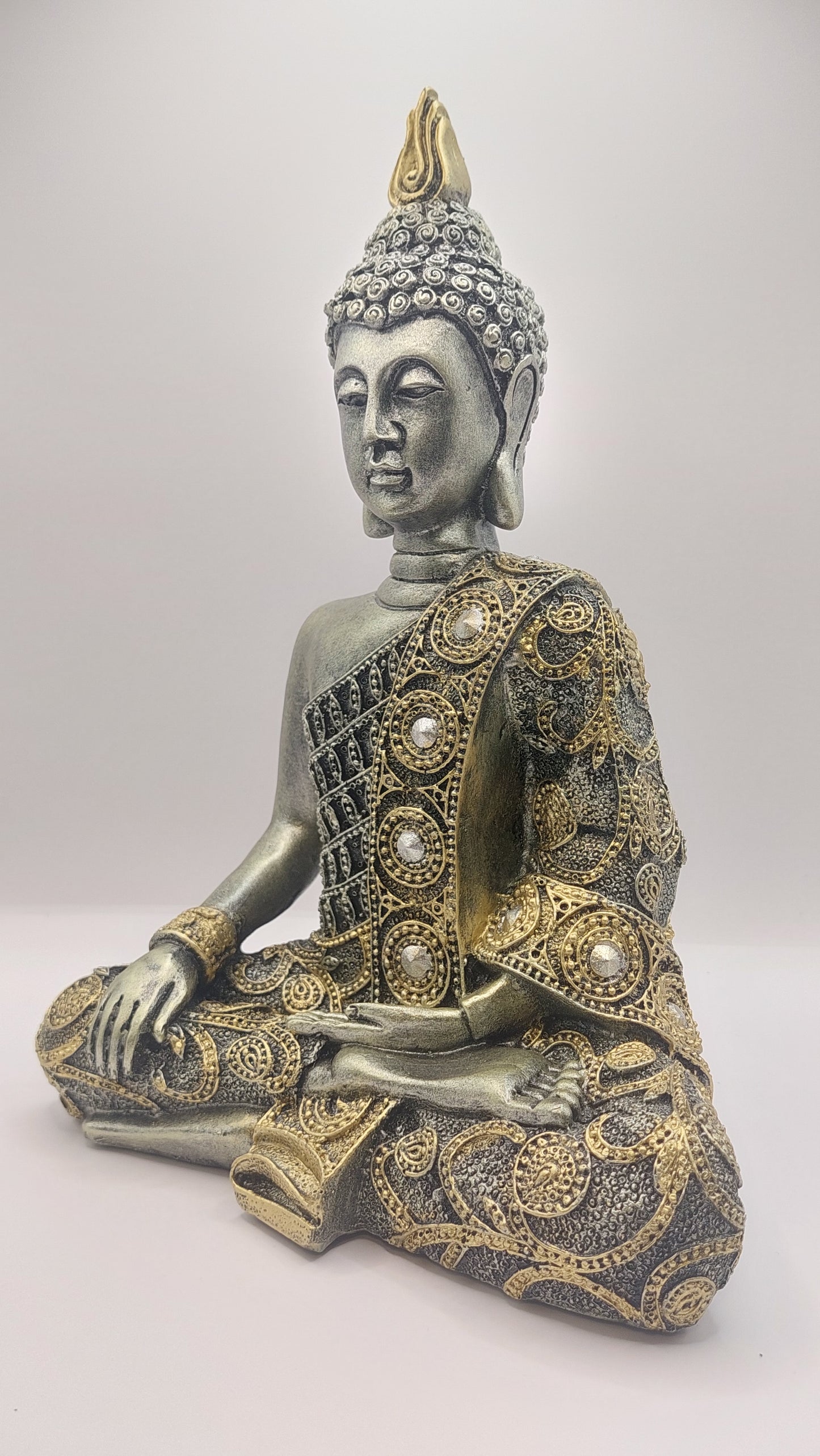 Buda con Mano sobre Regazo y Rodilla (plata y dorado) "Mudra bhumisparsha"