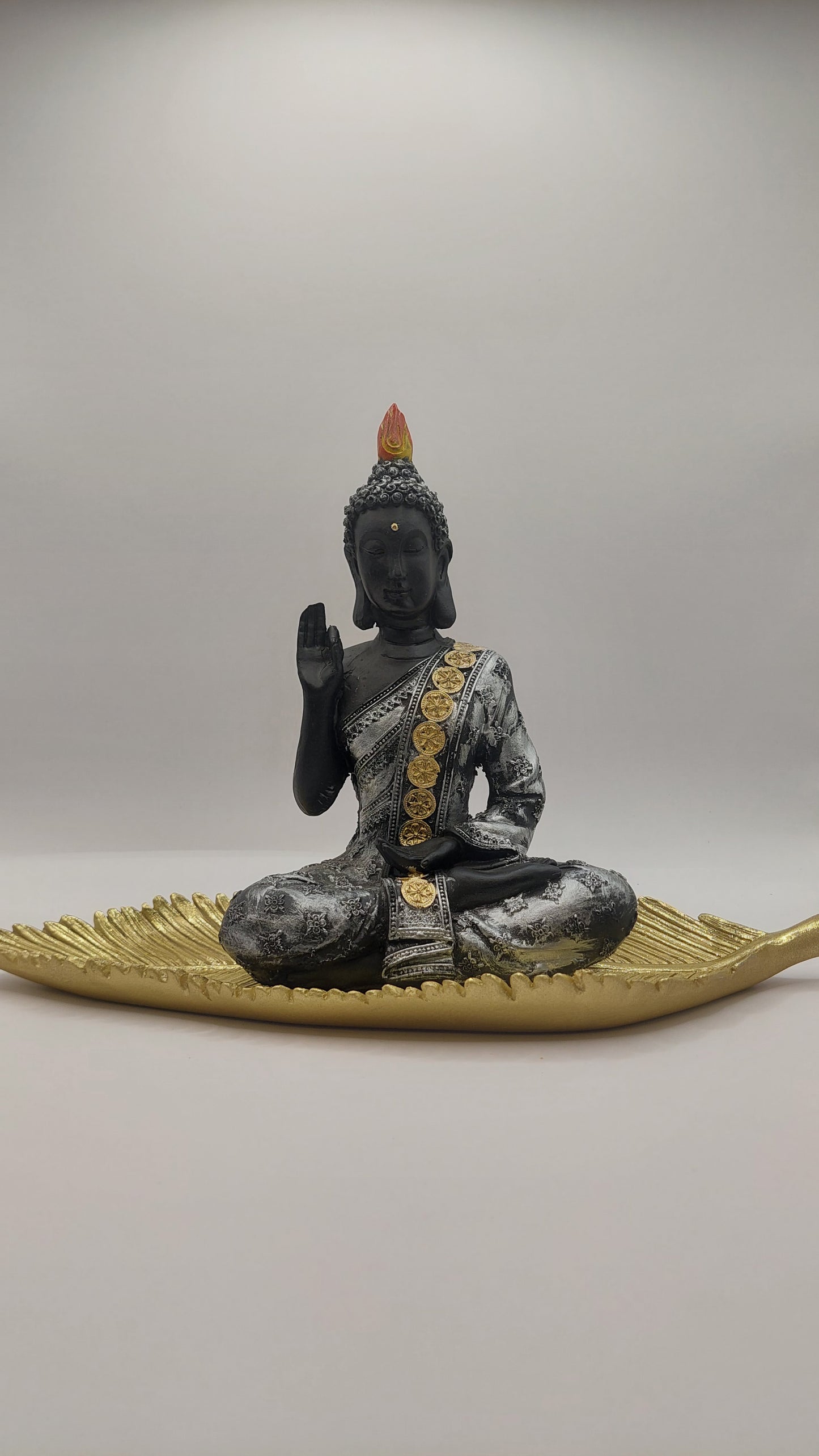 Buda dedos juntos y mano en regazo "Mudra vitarka" (plateado)