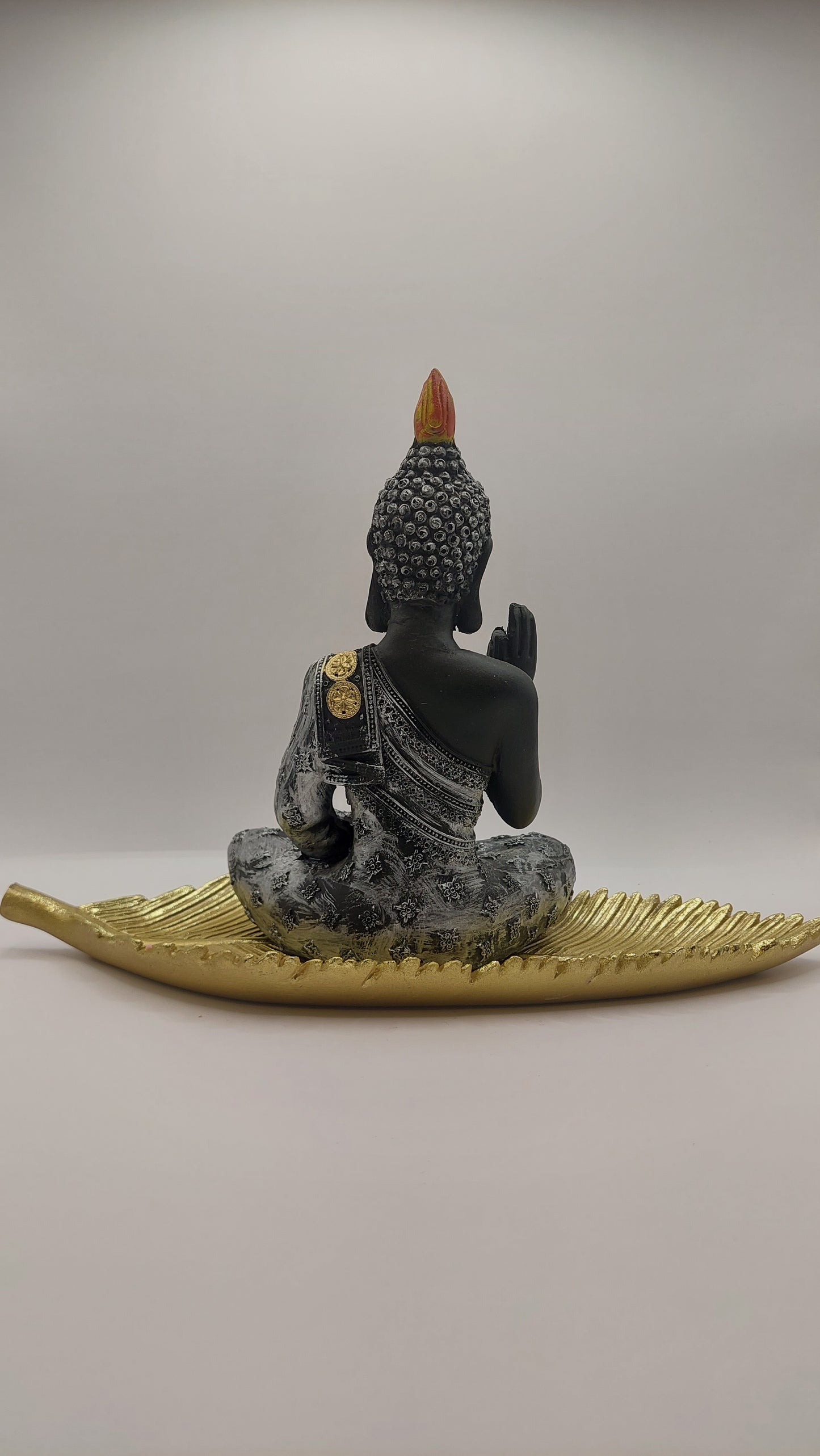 Buda dedos juntos y mano en regazo "Mudra vitarka" (plateado)