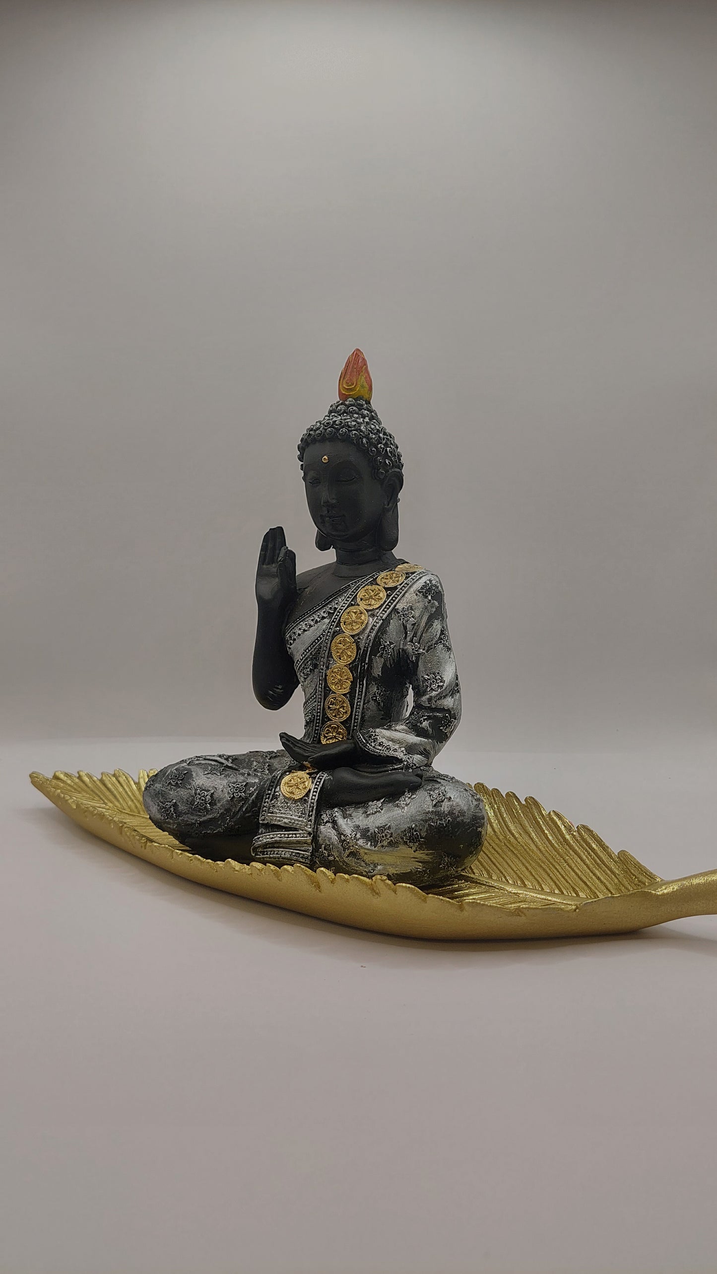Buda dedos juntos y mano en regazo "Mudra vitarka" (plateado)