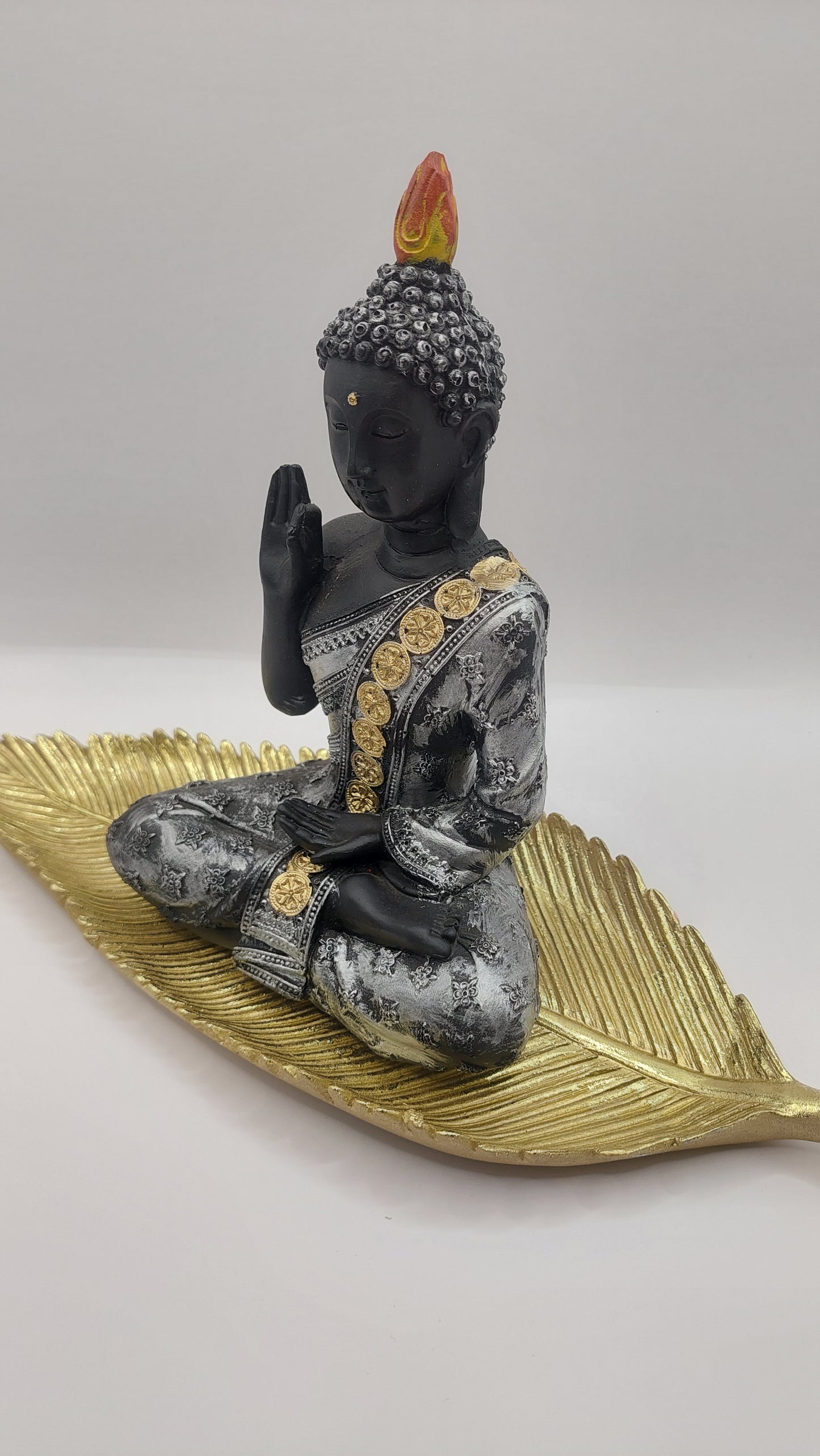Buda dedos juntos y mano en regazo "Mudra vitarka" (plateado)
