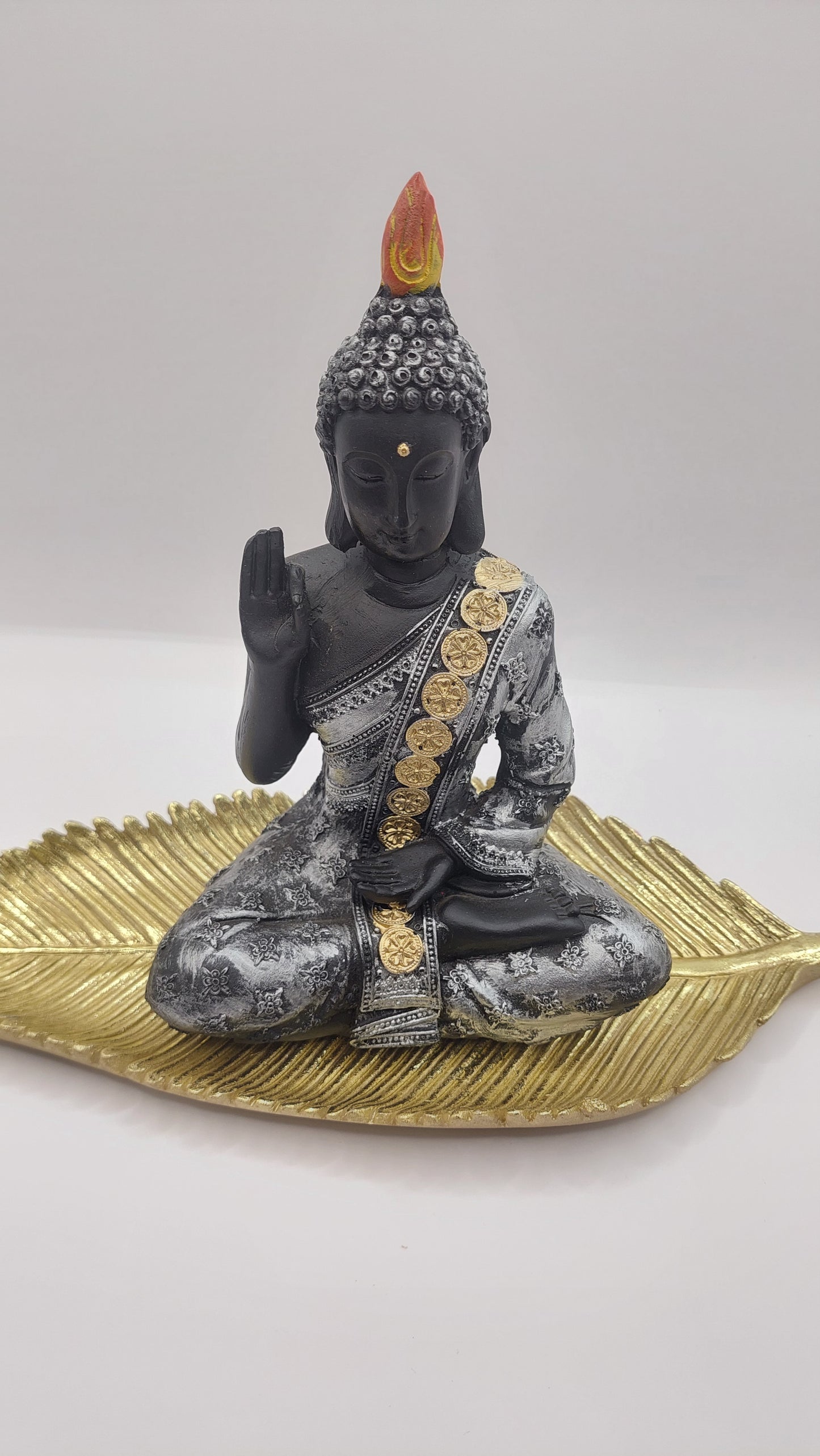 Buda dedos juntos y mano en regazo "Mudra vitarka" (plateado)