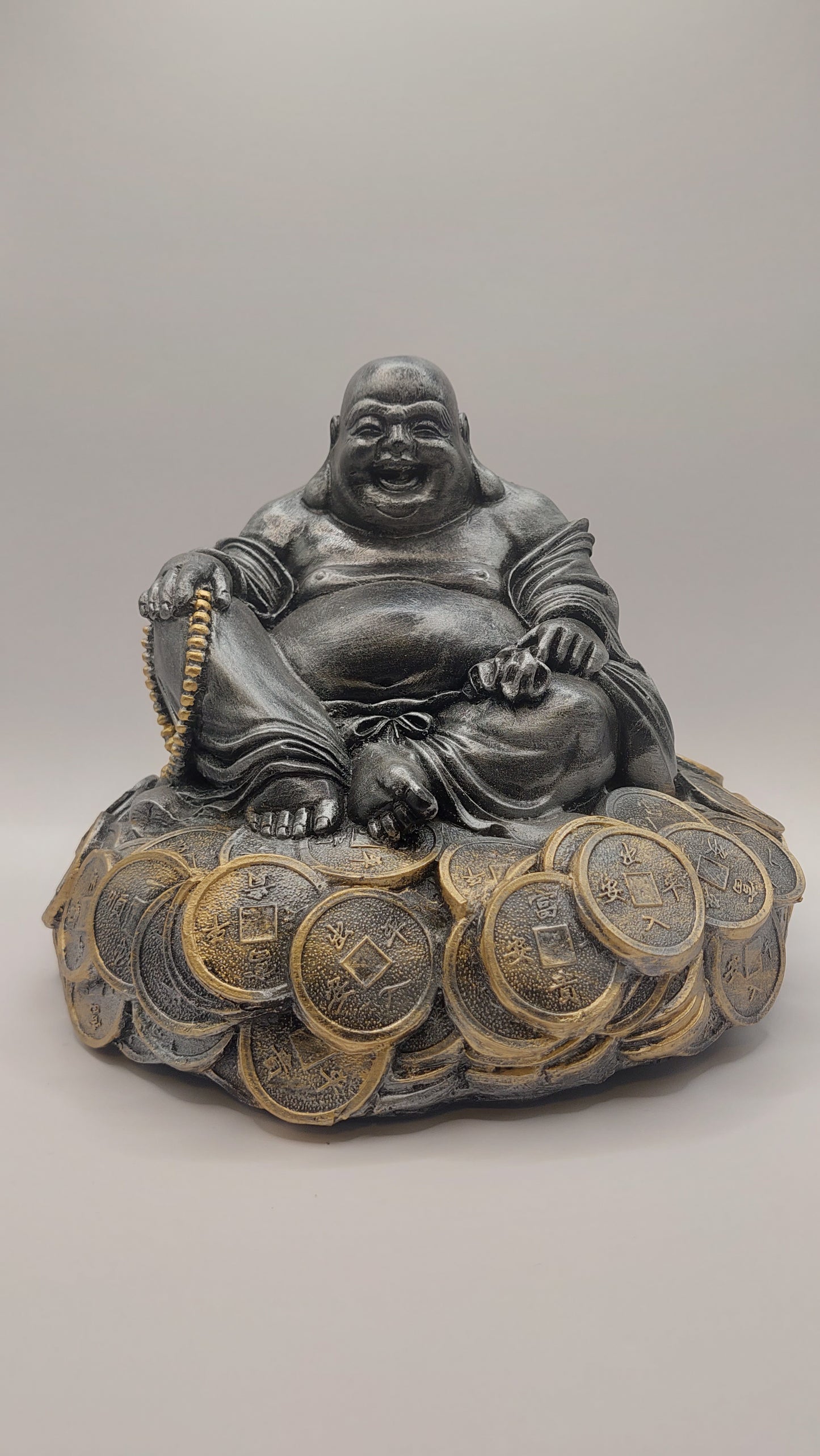 Buda Hotei sobre Monedas (plateado/dorado)