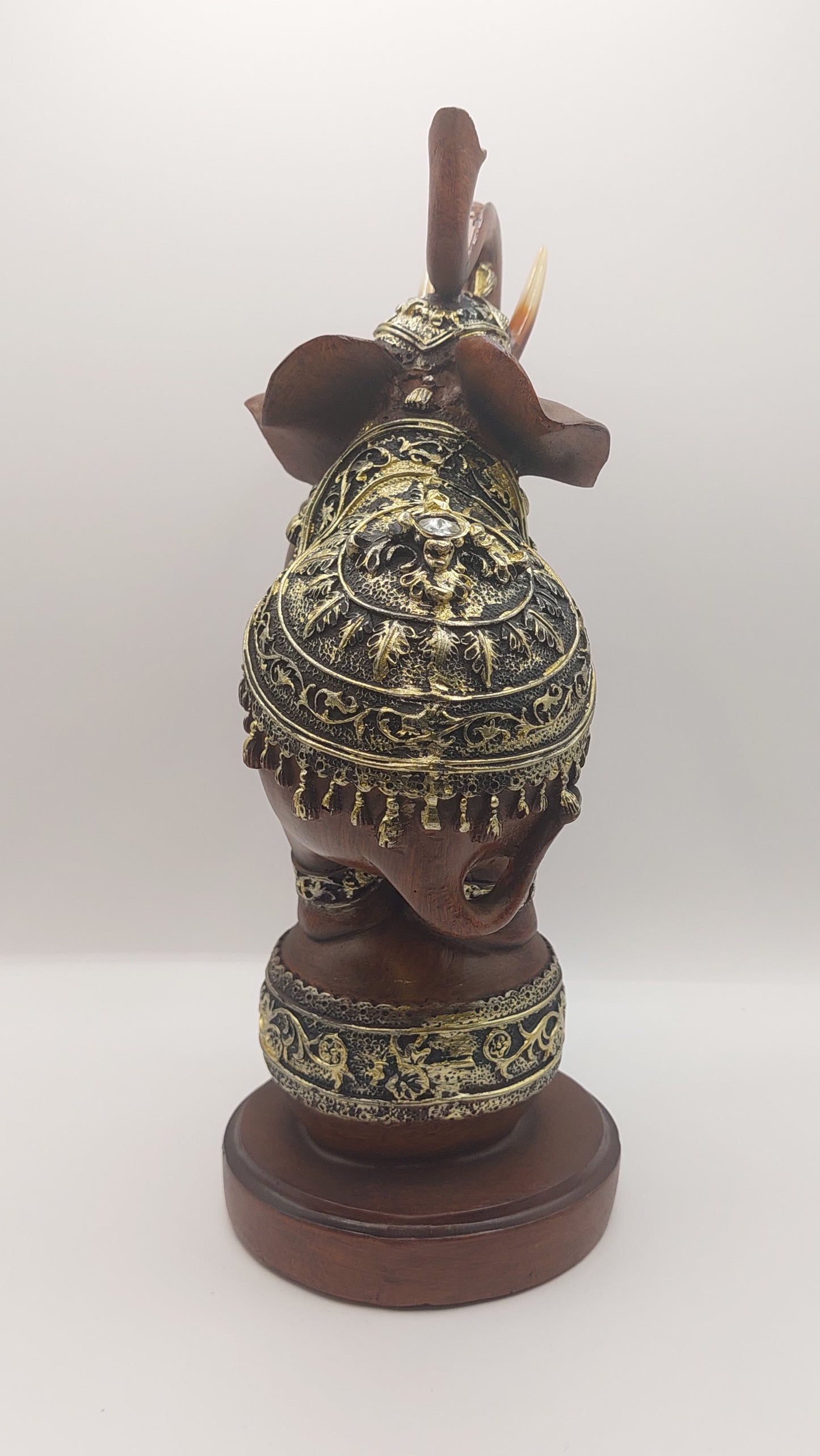 Elefante parado sobre esfera (marrón)