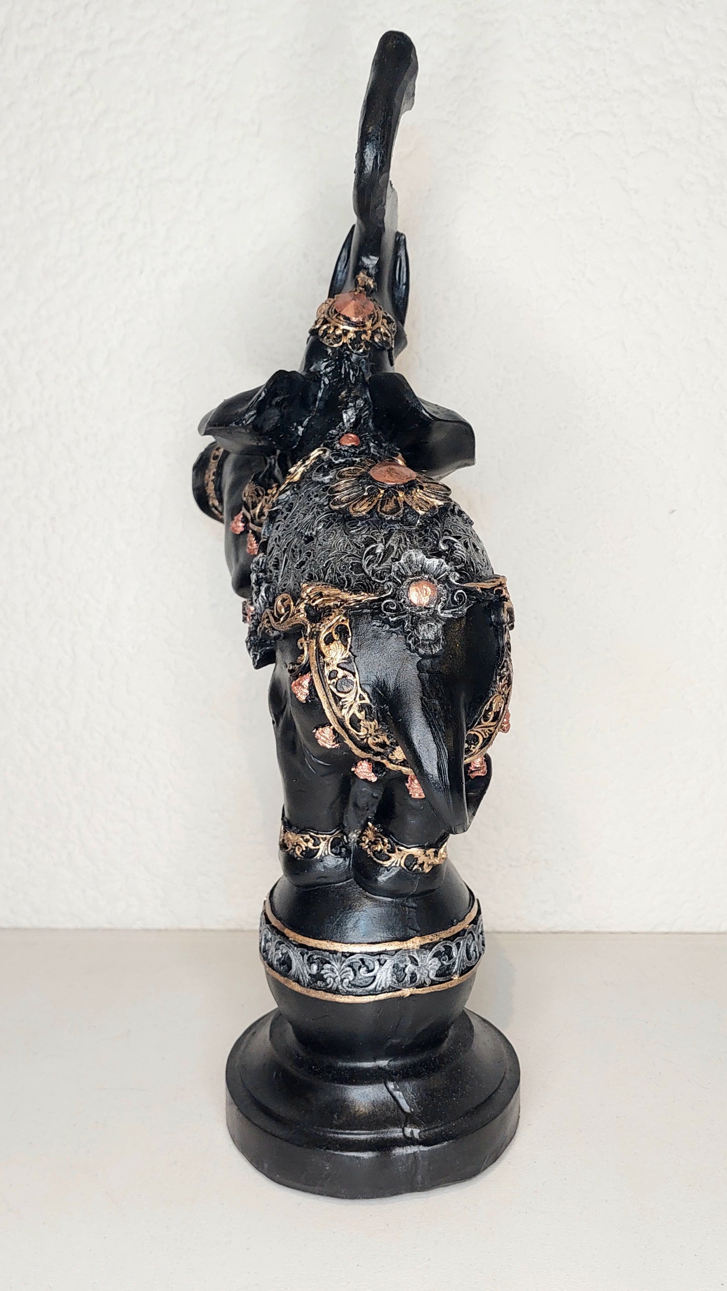 Elefante parado sobre esfera (negro)