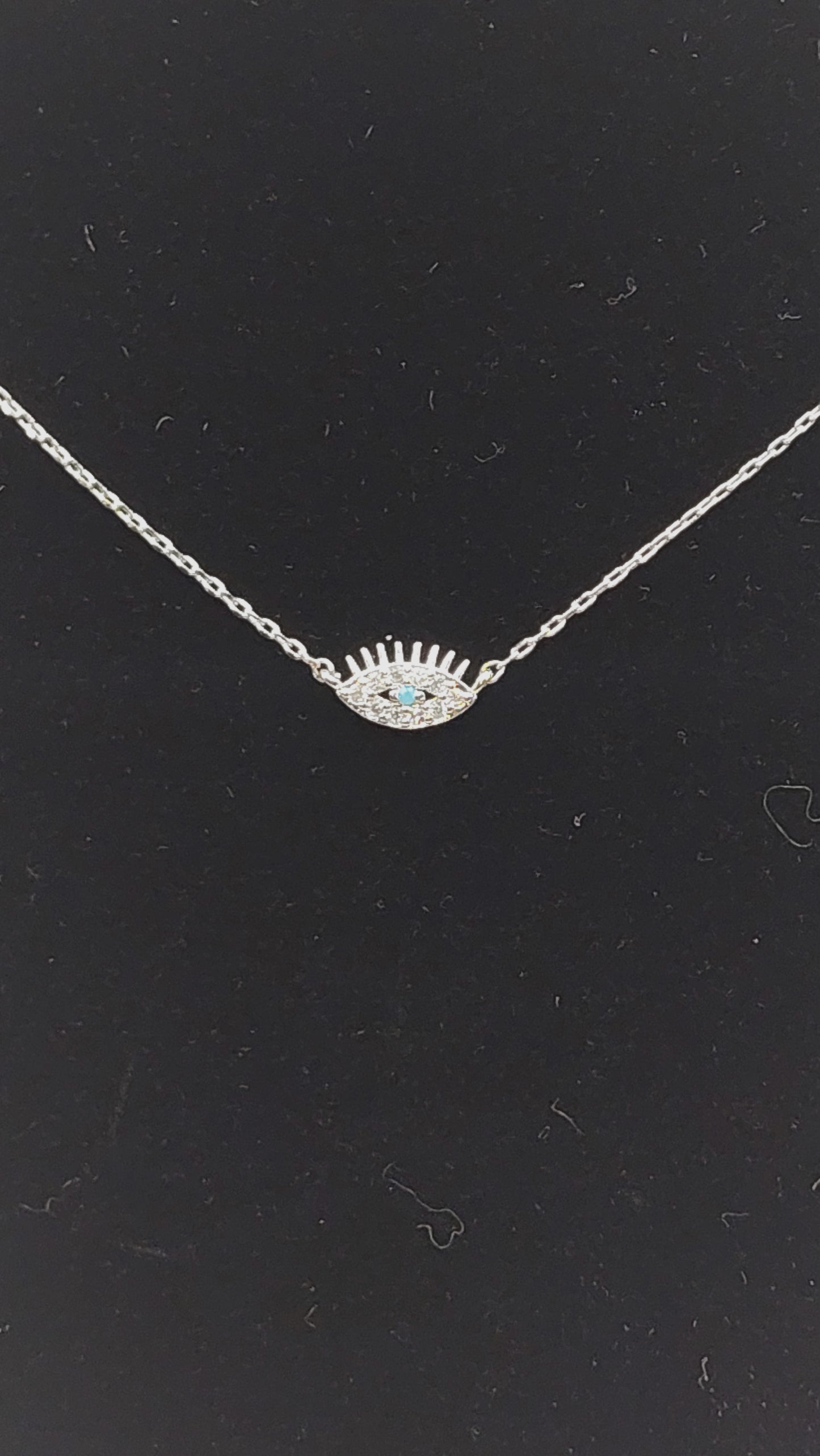 Collar con dije Ojo de Horus Plateado