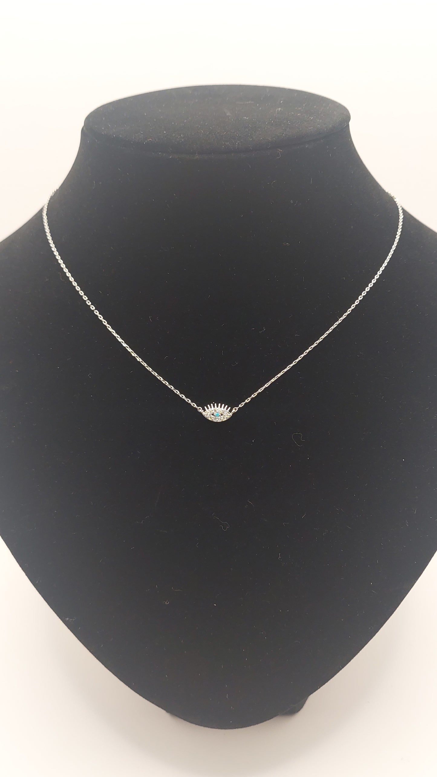 Collar con dije Ojo de Horus Plateado