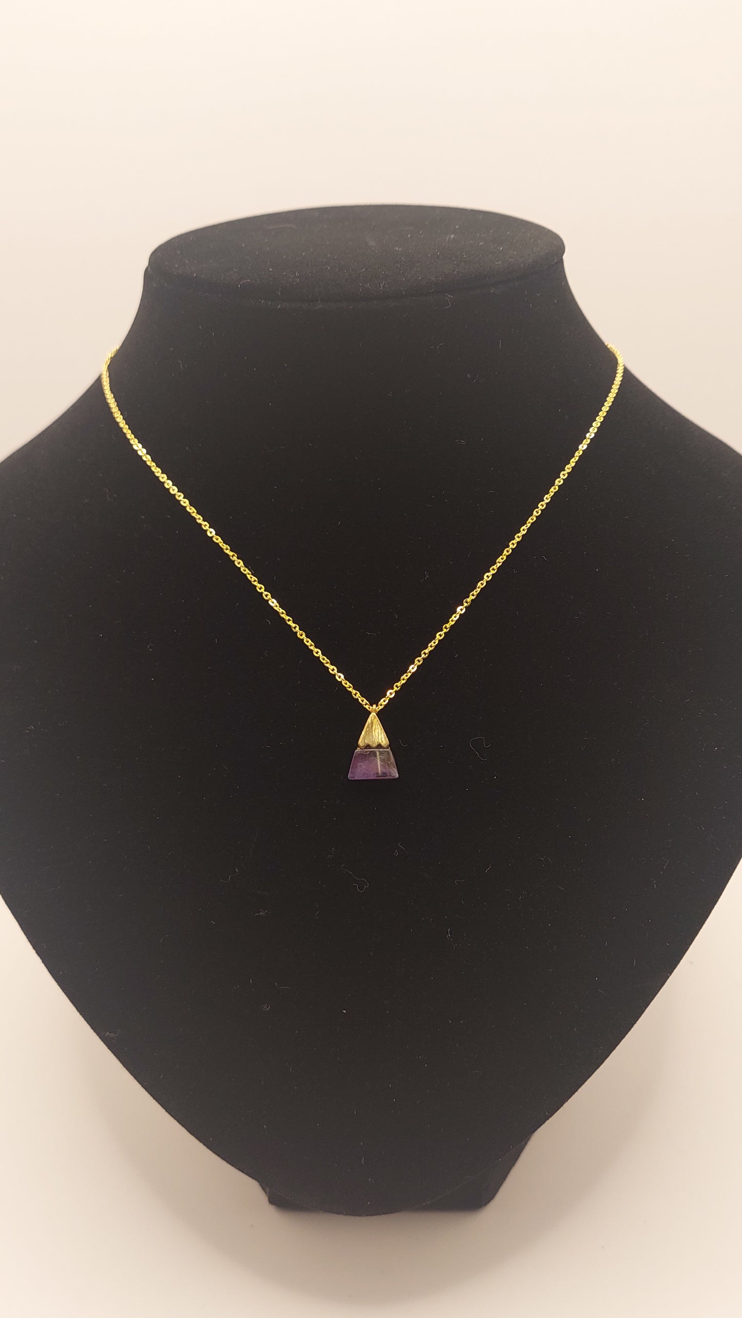 Collar con dije triangular en Cuarzo Amatista