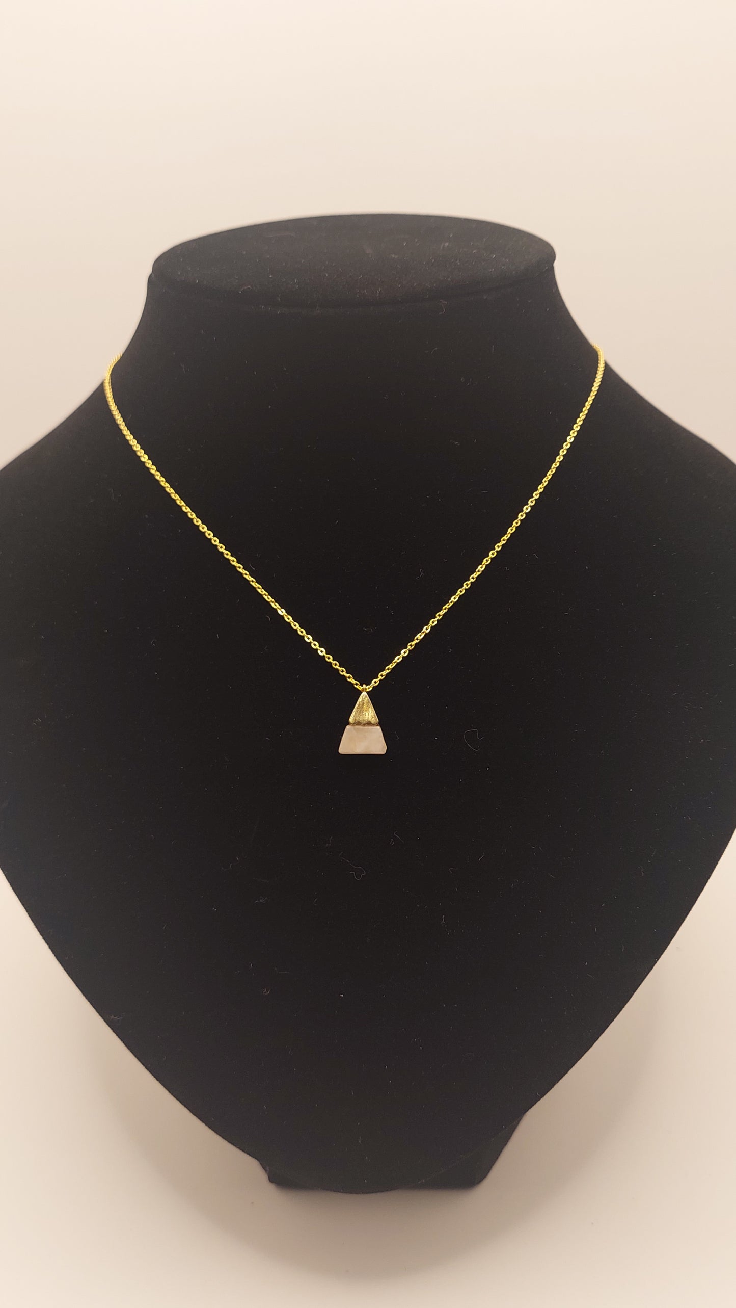 Collar con dije triangular en Cuarzo Rosa