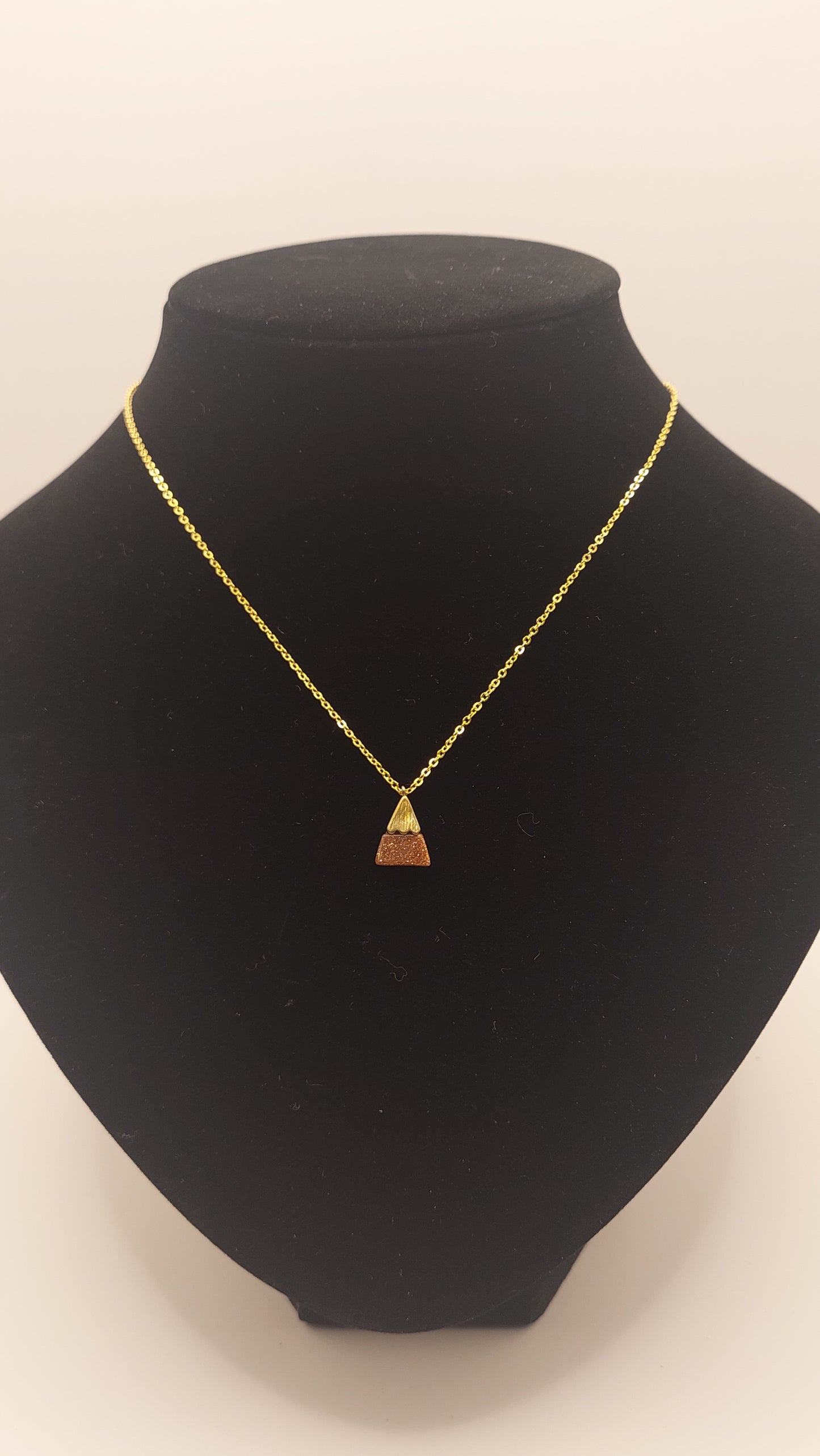 Collar con dije triangular en Cuarzo Venturina