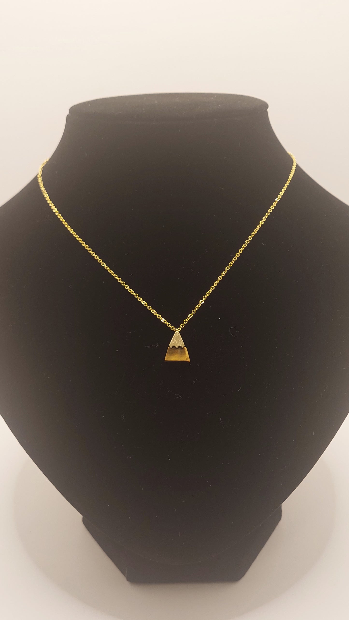 Collar con dije triangular en Cuarzo Ojo de Tigre