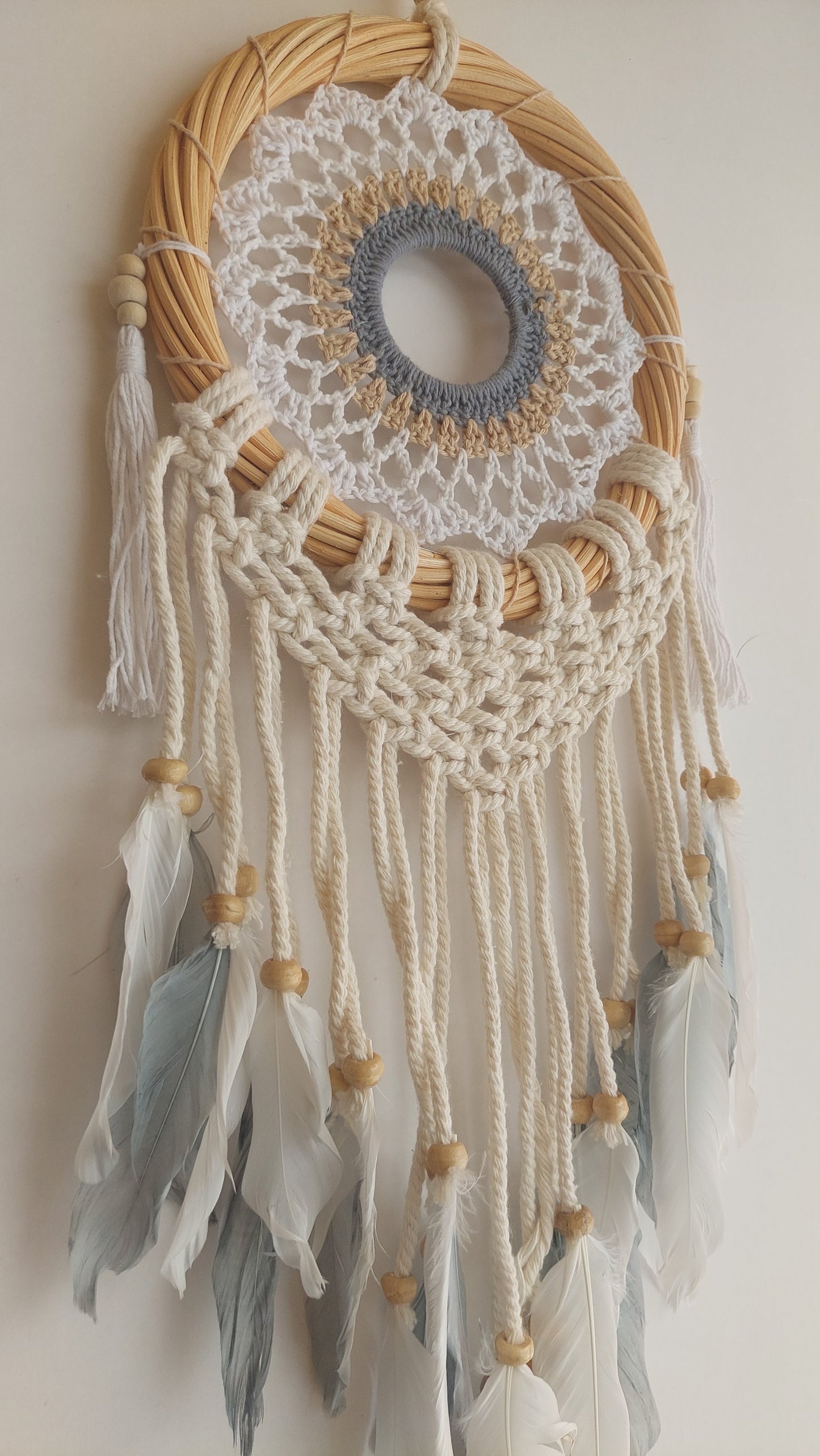 Atrapasueños Aro Bambú Macrame y Plumas (blanco y gris)