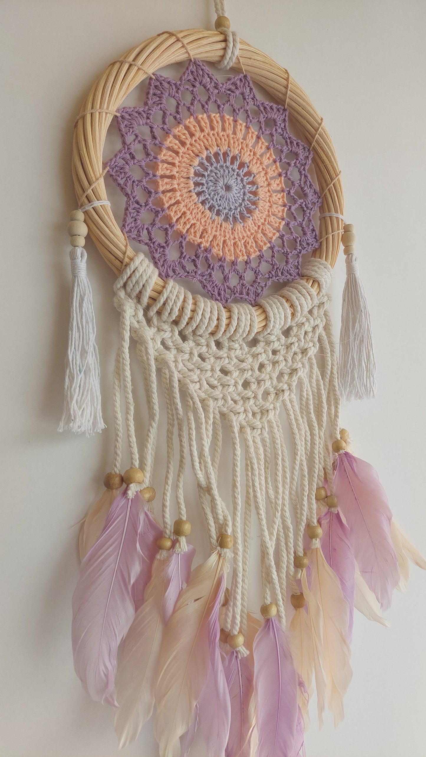 Atrapasueños Aro Bambú Macrame y Plumas (morado y salmon)