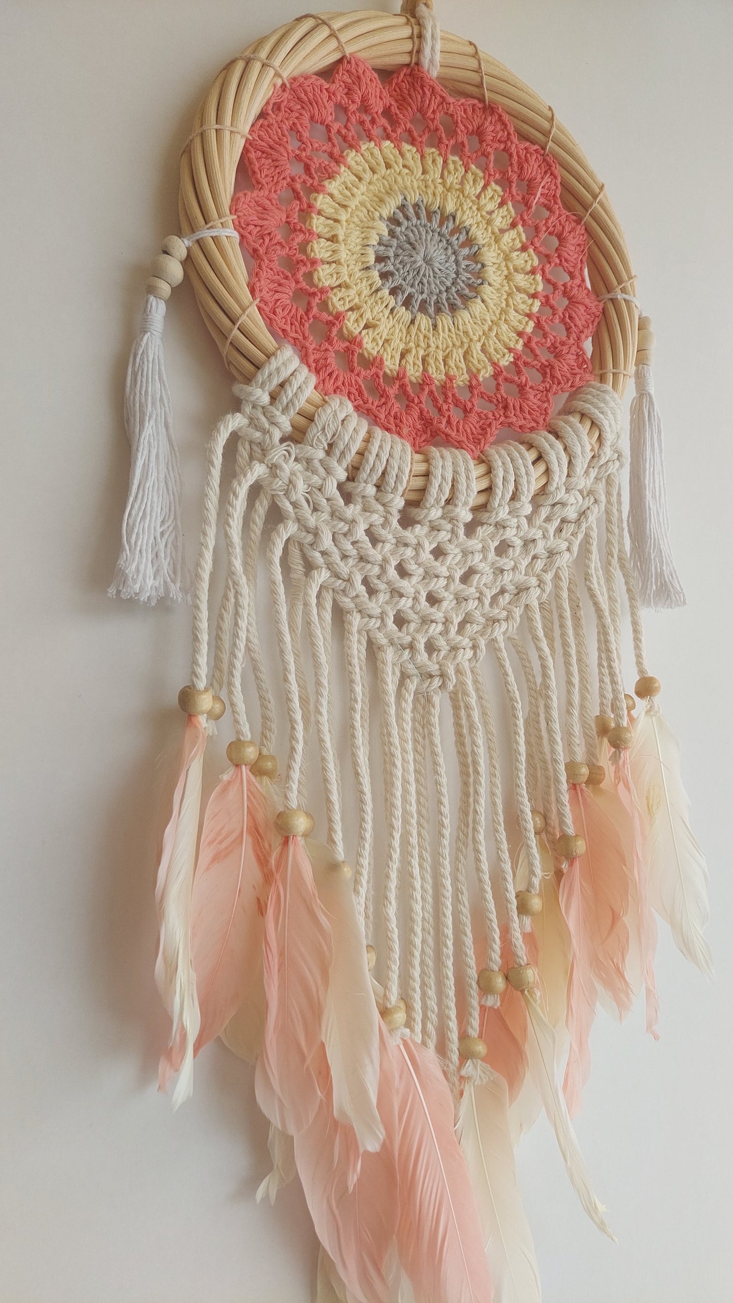 Atrapasueños Aro Bambú Macrame y Plumas (rojo y amarillo)