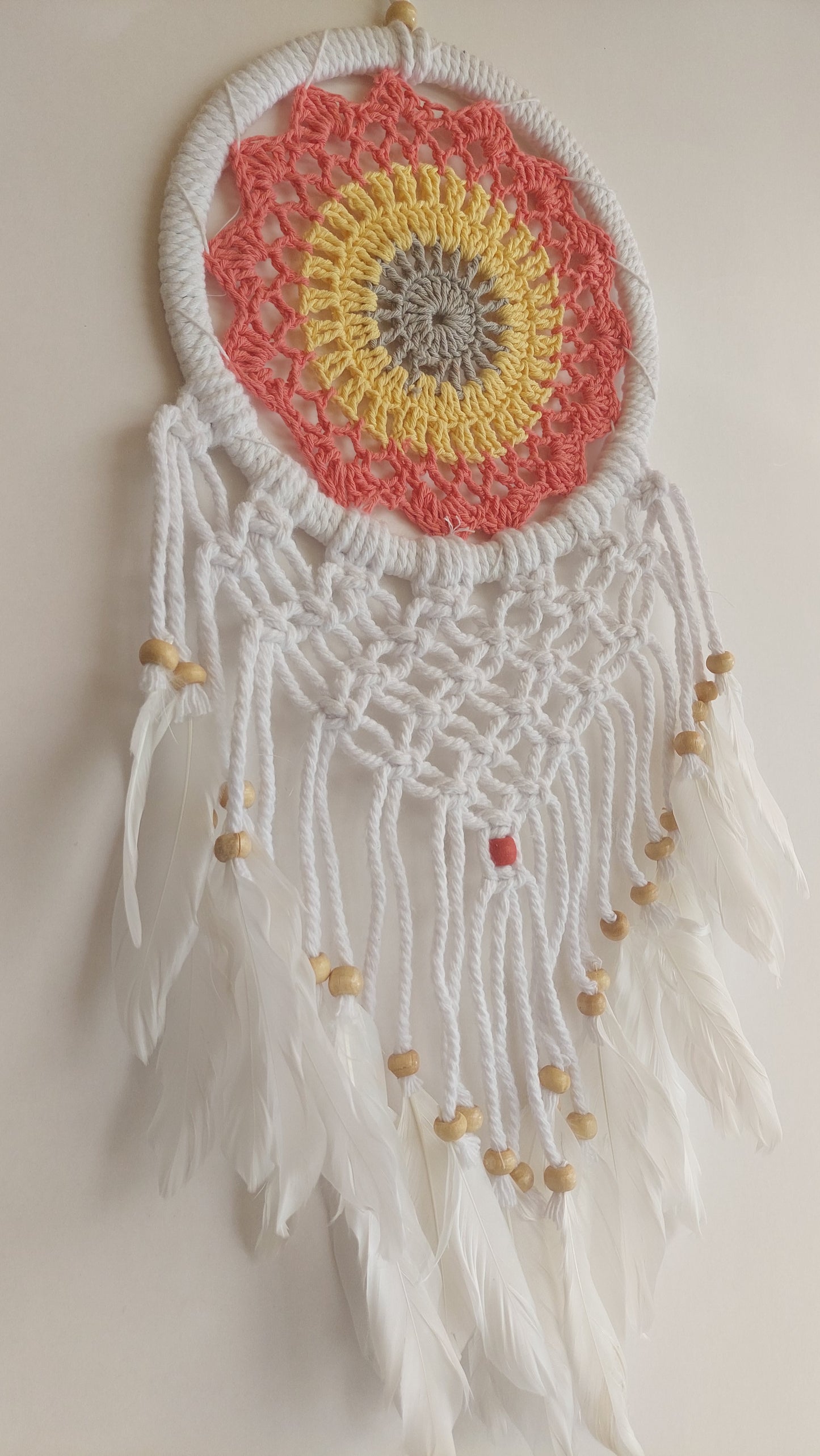 Atrapasueños Blanco Macrame y Plumas (rojo y amarillo)