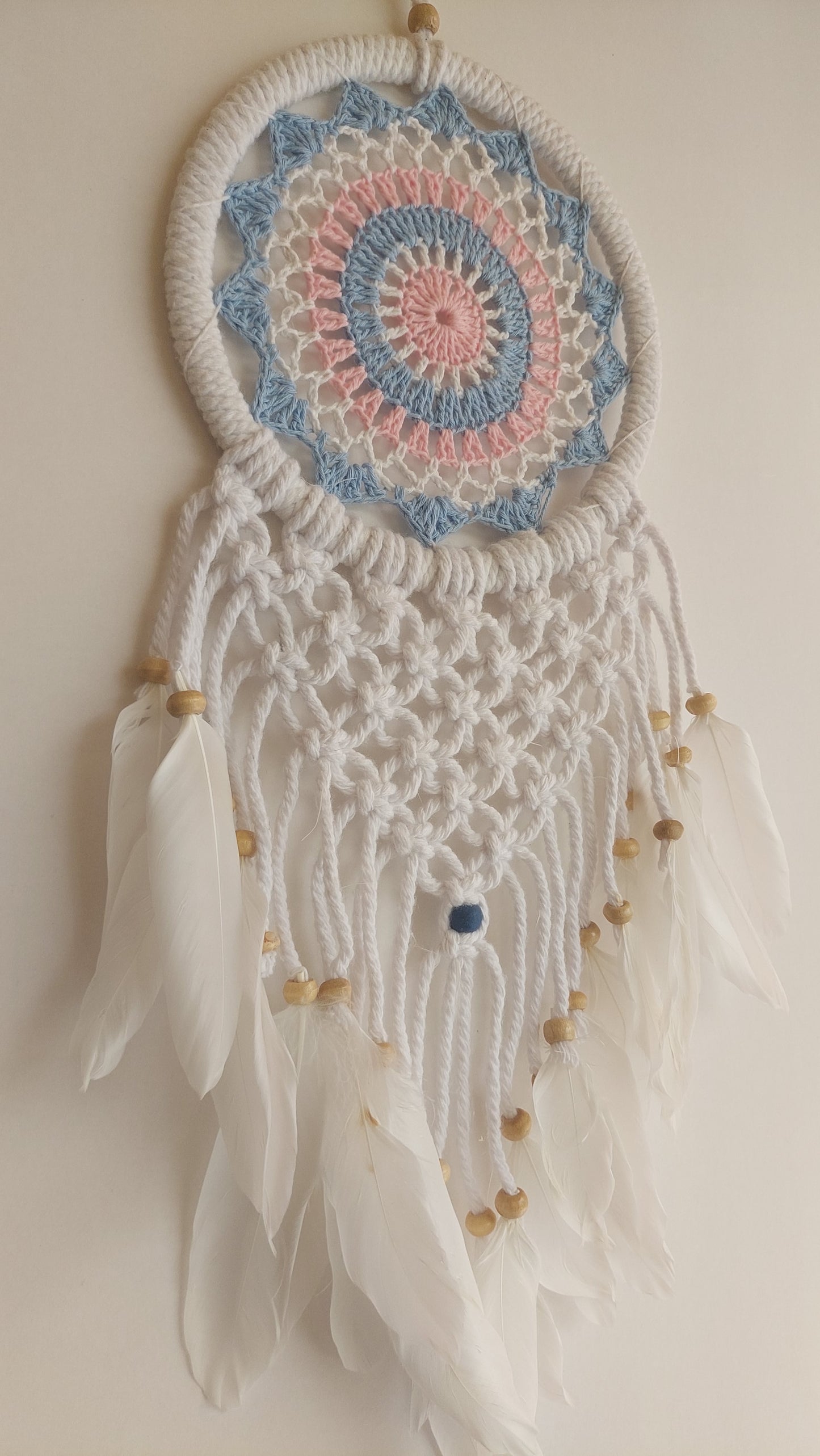 Atrapasueños Blanco Macrame y Plumas (celeste y rosa)